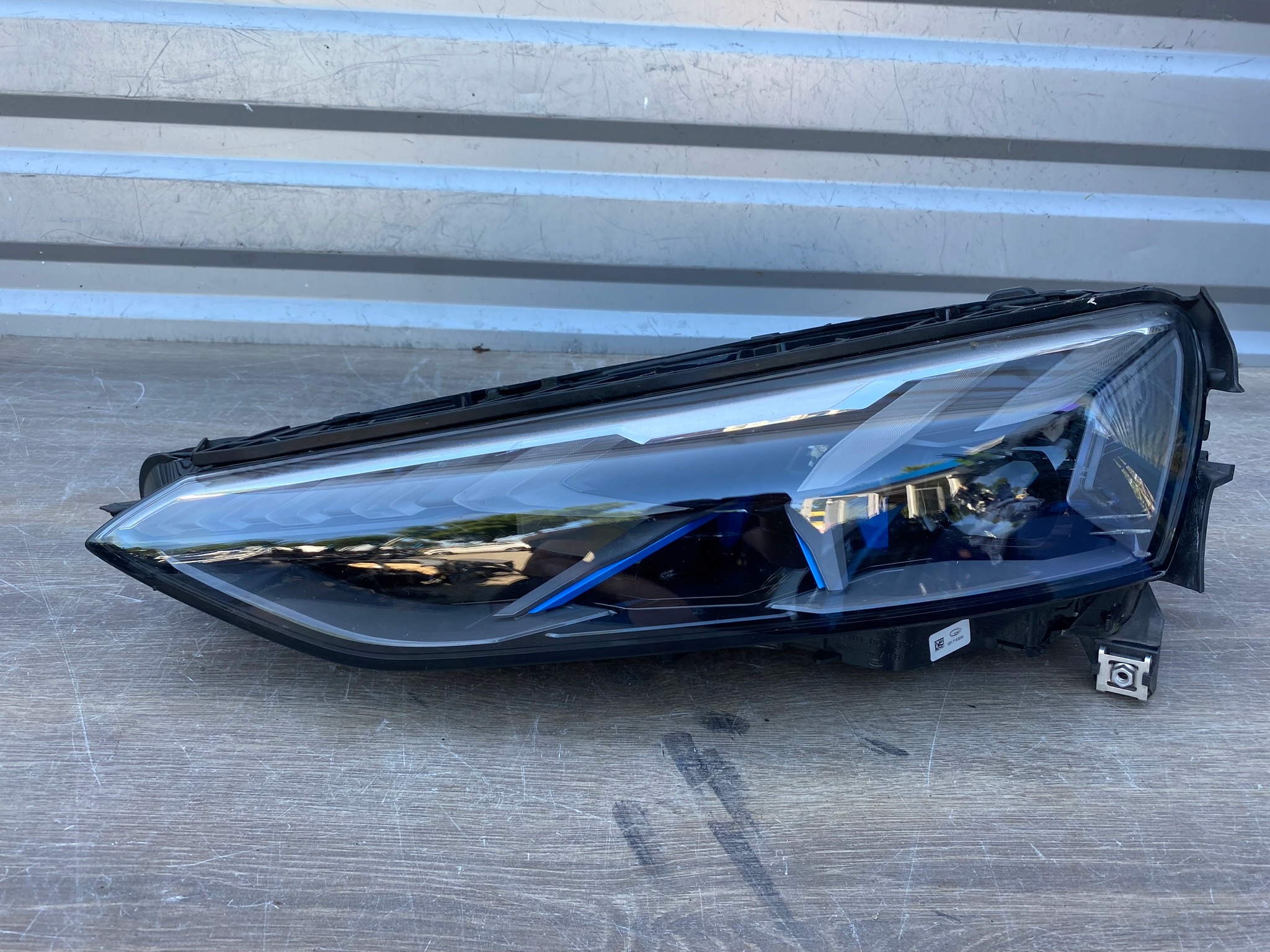 Фара передняя лева Audij3941085