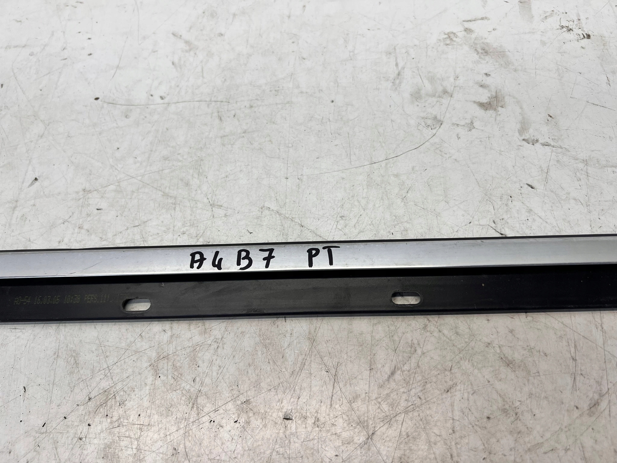 moulding dust SZYBE door right rear part CHROM AUDI A4 B7 8E0853764B