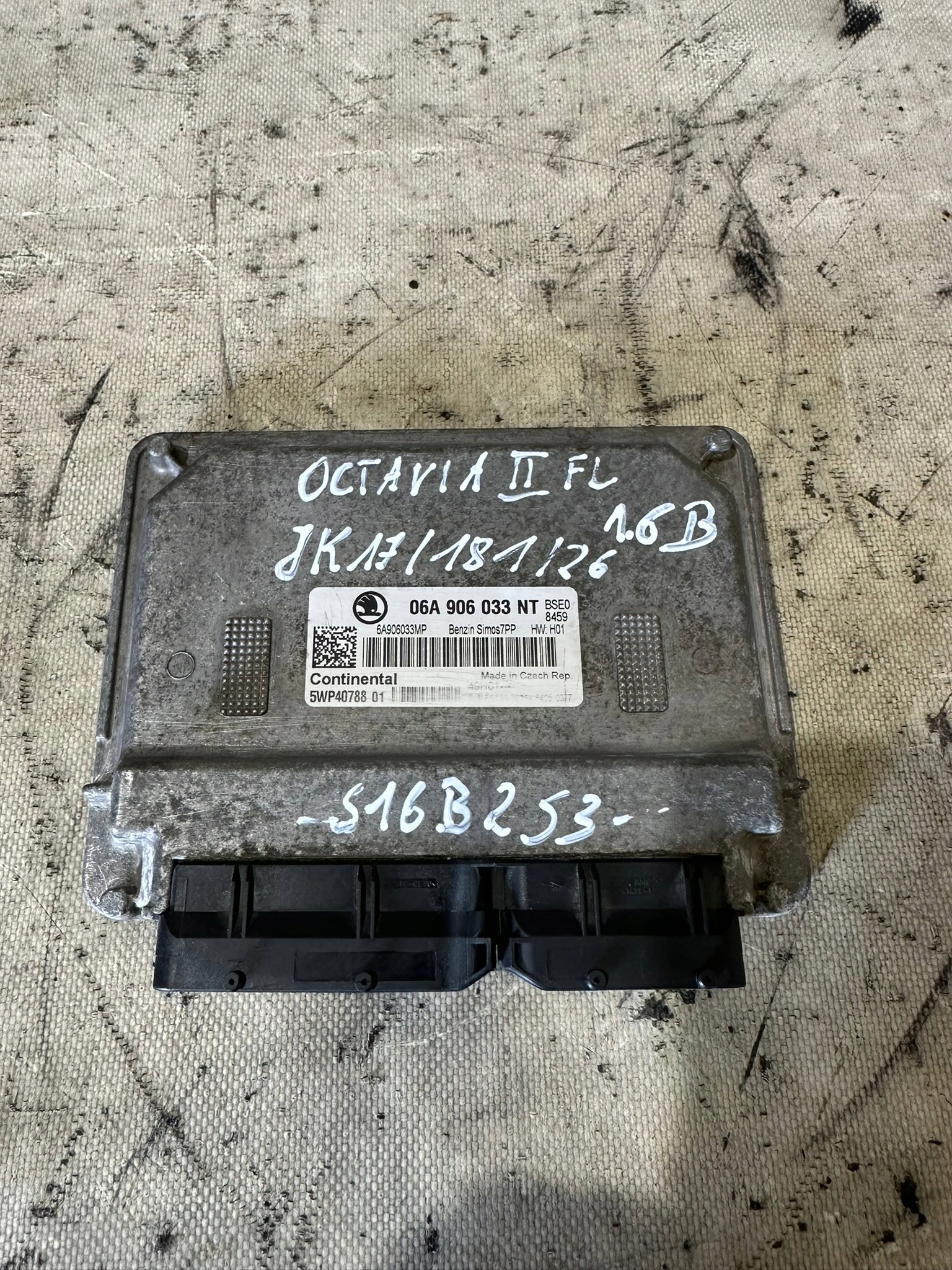 computer control unit of the engine SKODA OCTAVIA II 06A906033NT