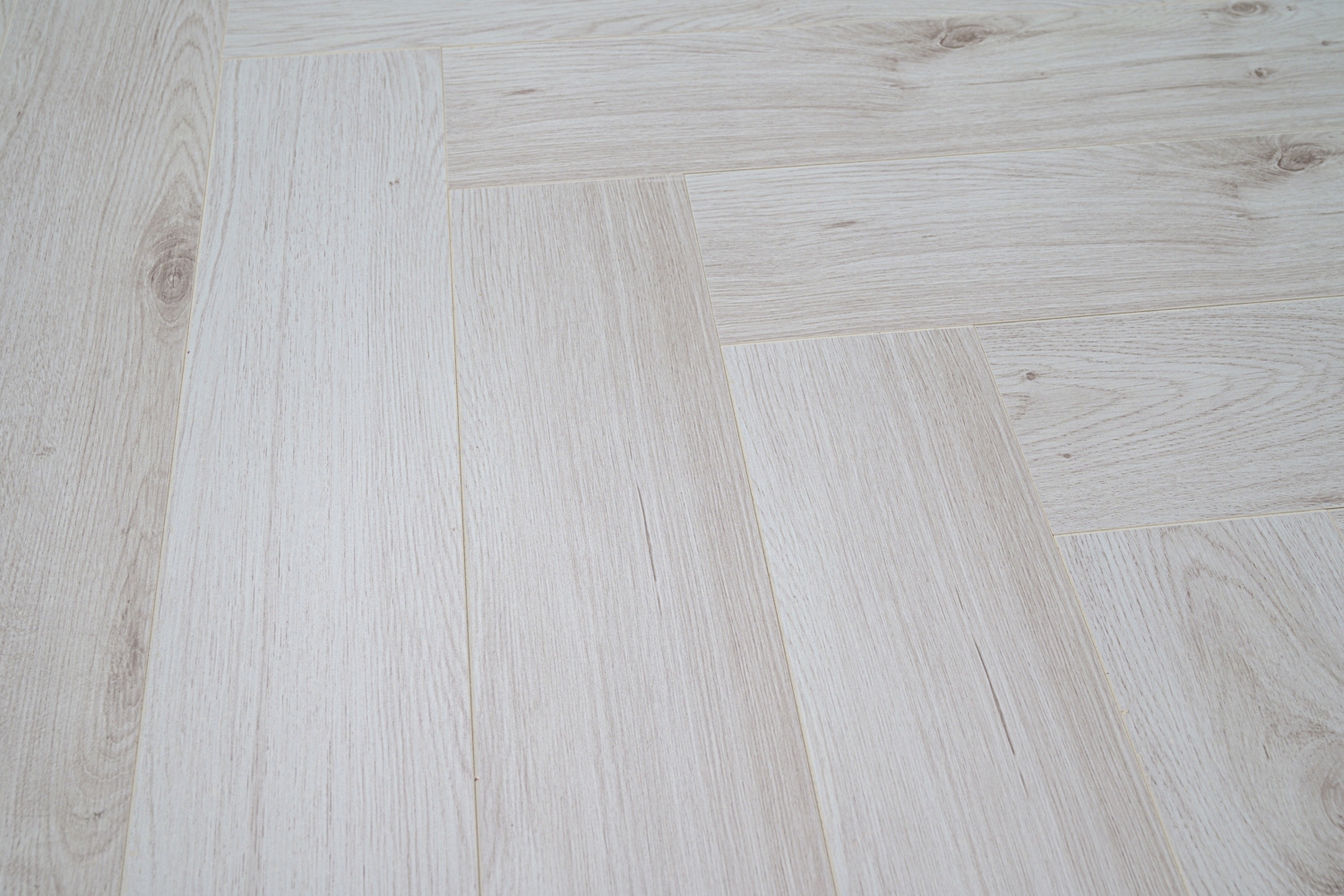 PANELE PODŁOGOWE KRONOTEX HERRINGBONE AC4 8MM V4 Długość 66.5 cm