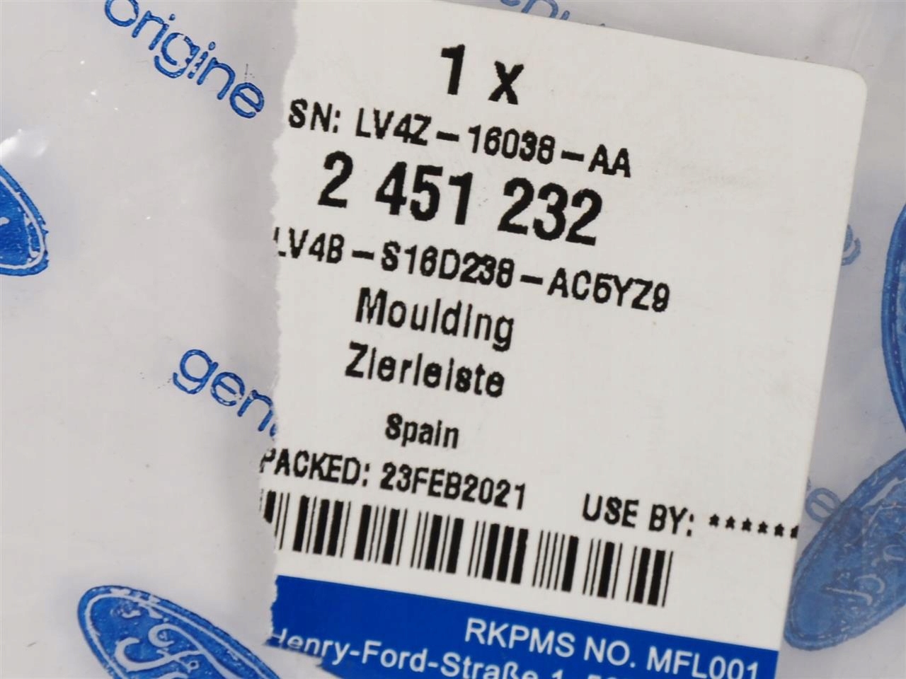 LISTWA BLOTNIKA PRAWY PRZOD KUGA 2020 Color black