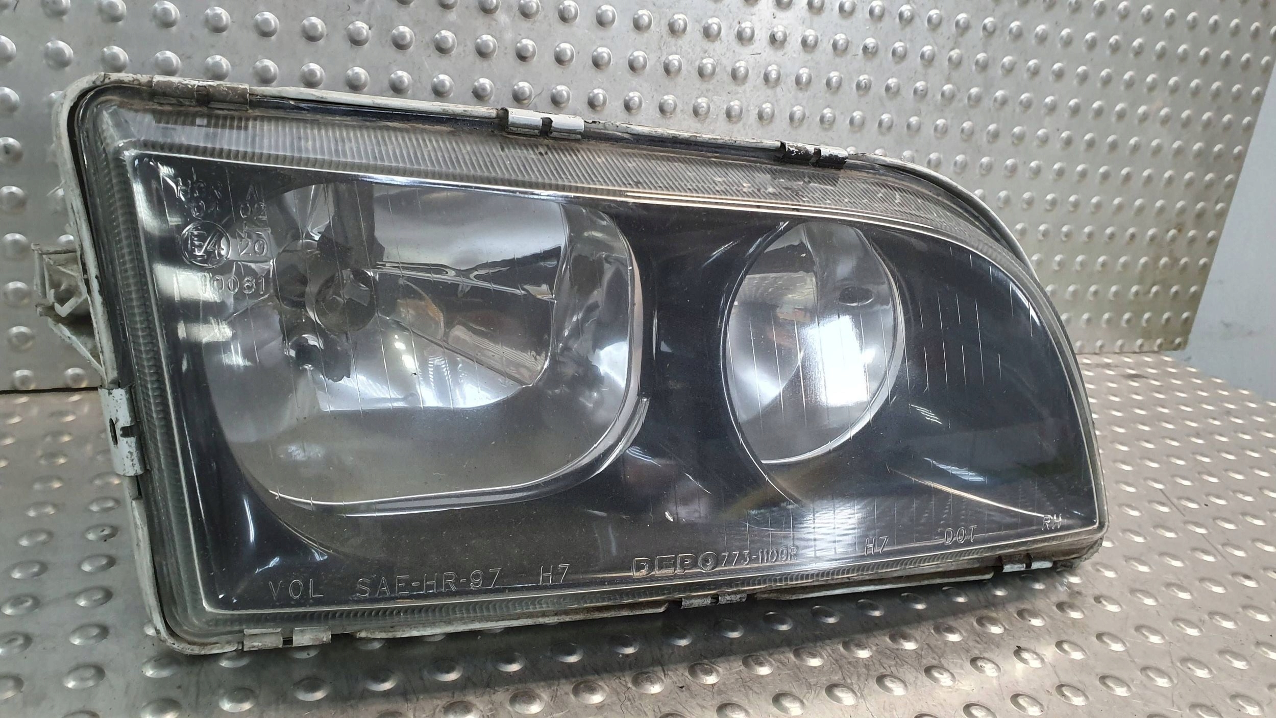 light front right VOLVO V40 and LIFT 99