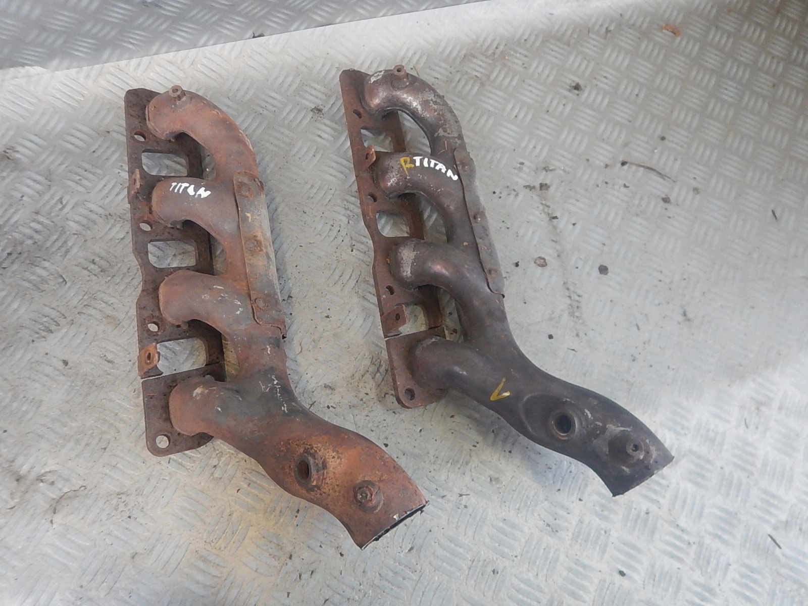 198119811GTFSE - NISSAN TITAN ARMADA 5.6 ПРАВЫЙ ВЫПУСКНОЙ КОЛЛЕКТОР