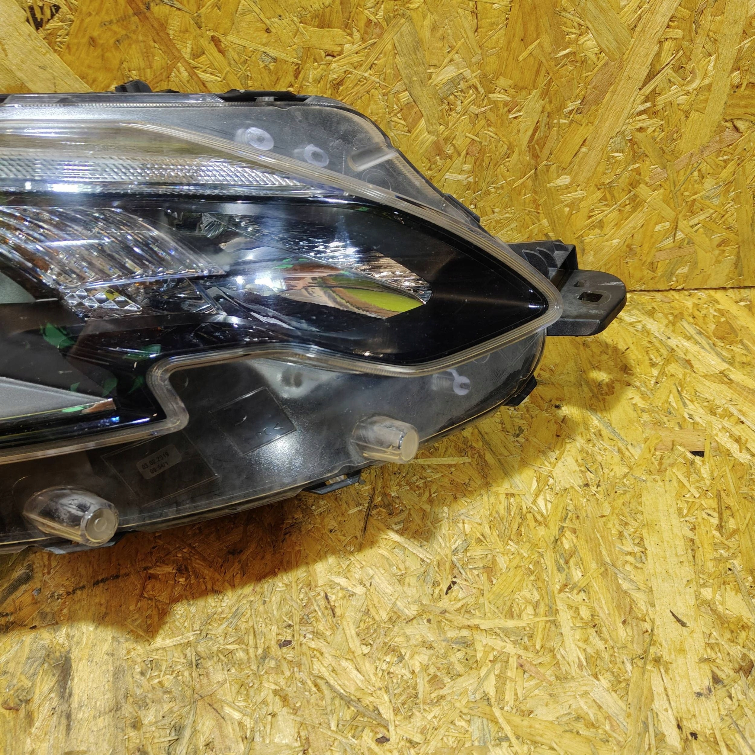 Peugeot 2008 and 2017 front side right light front