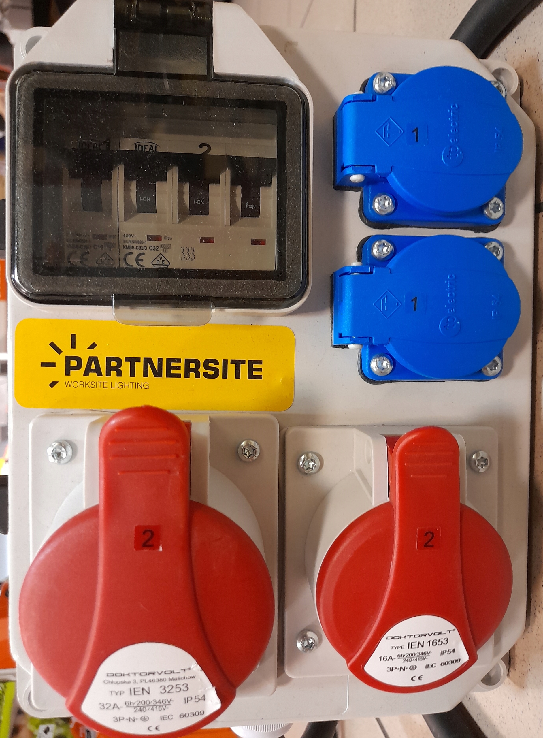 Stavebný rozvádzač 230V 380V s poistkou