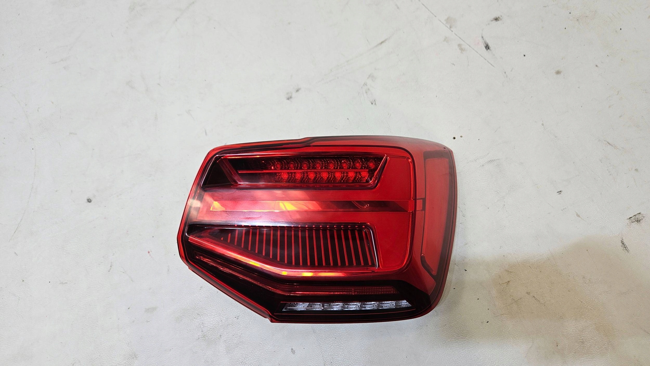 LAMPA TYŁ TYLNA PRAWA AUDI Q2 81A 81A945092B