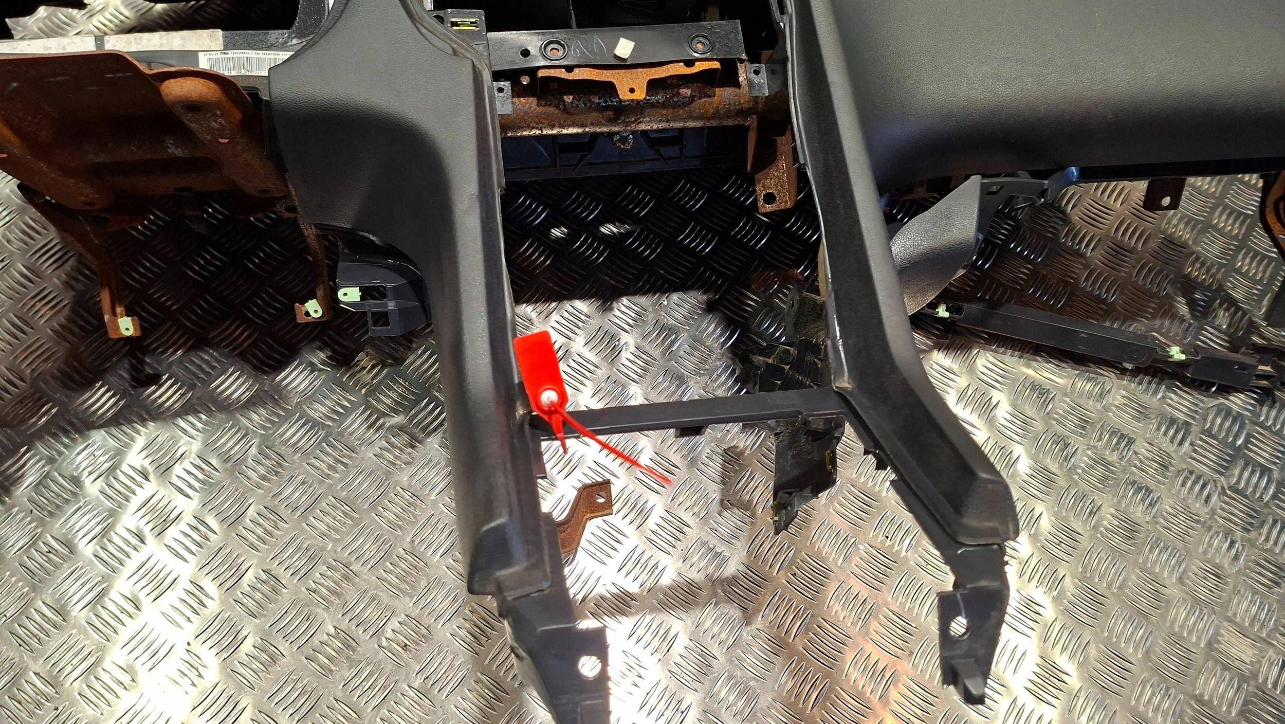 dashboard instrument panel console PEUGEOT 3008 and 2009