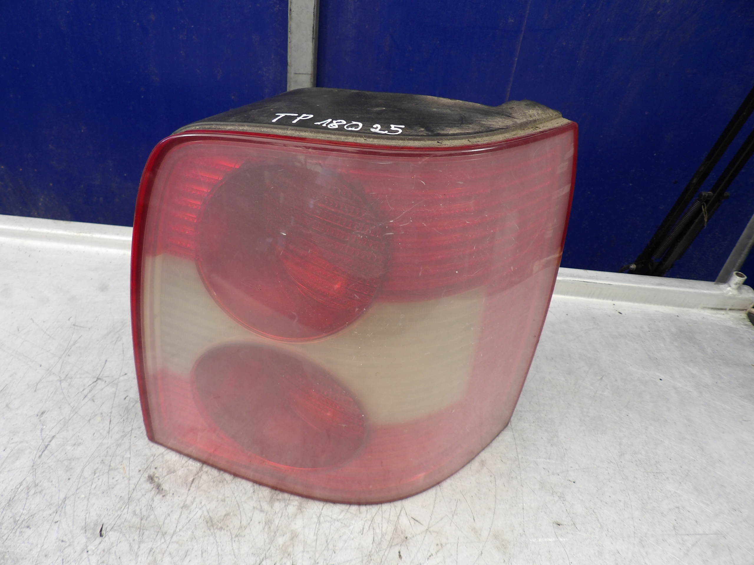 Volkswagen Passat B5 light rear right kombi 3B9945096AA 31412