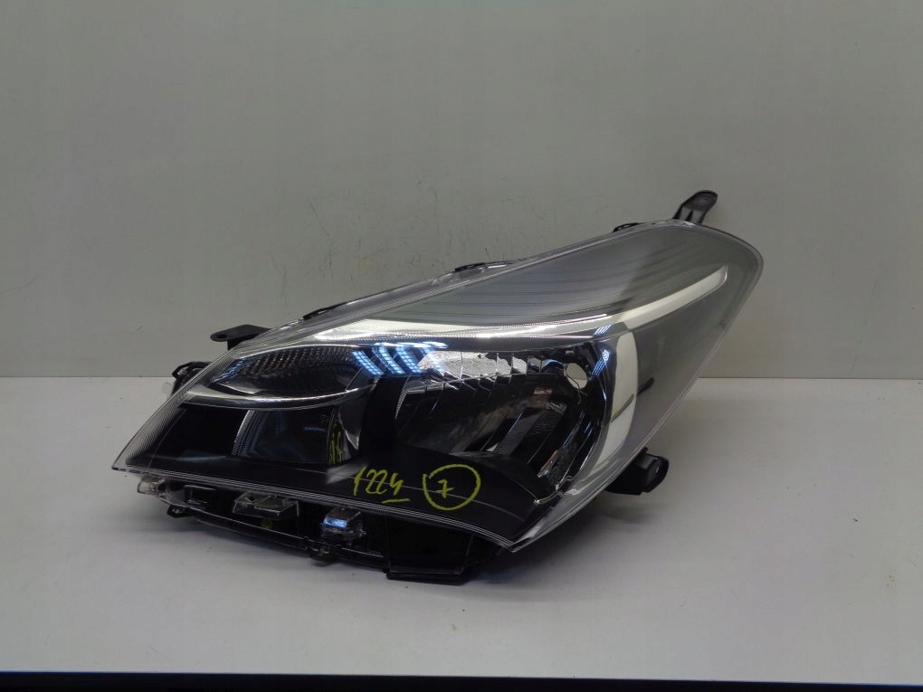 TOYOTA YARIS III LIFT 13- light front left