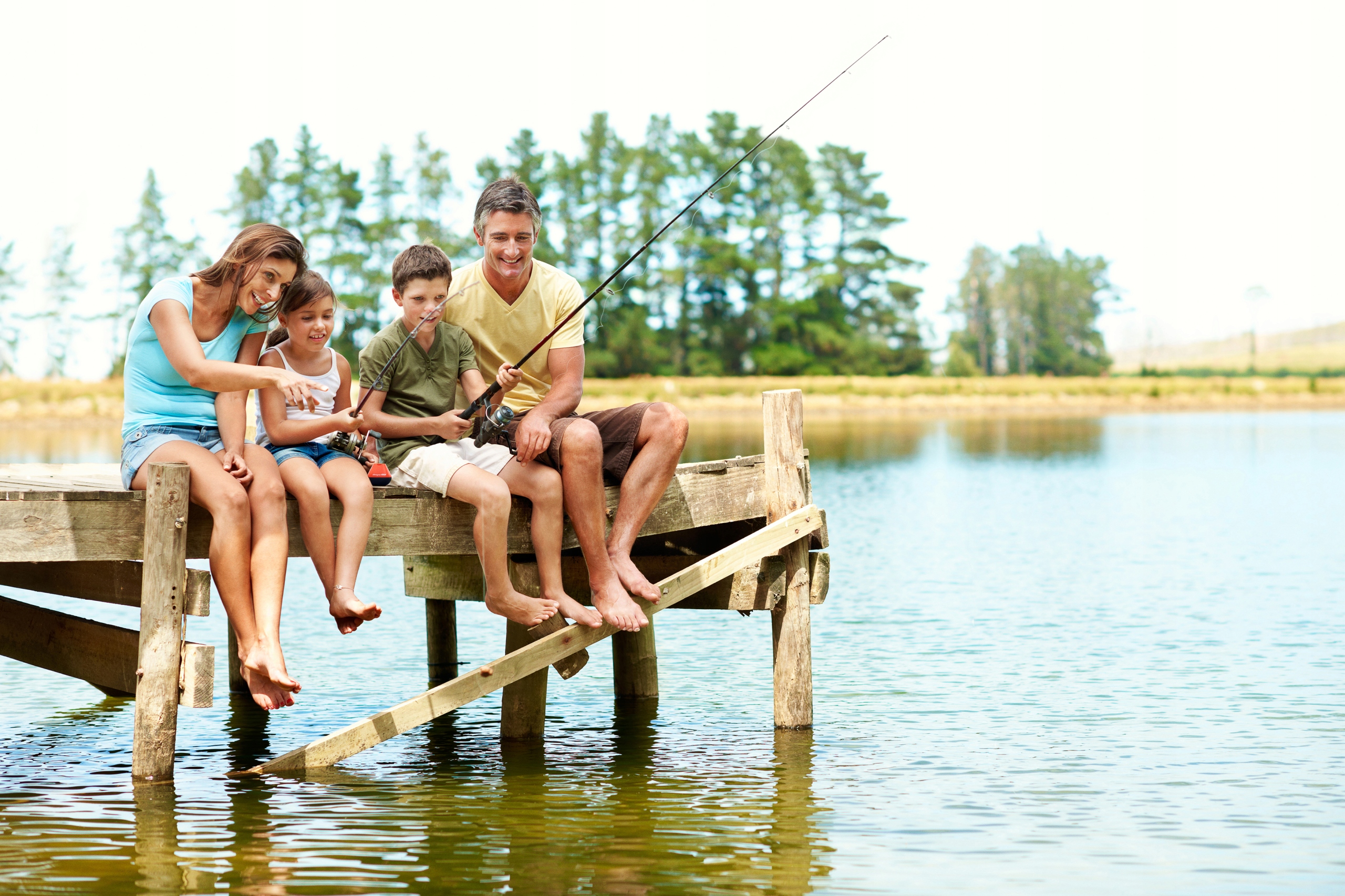 Своими семью озерами. Семья на рыбалке. Семья у реки. Семья на речке. Семья на озере.