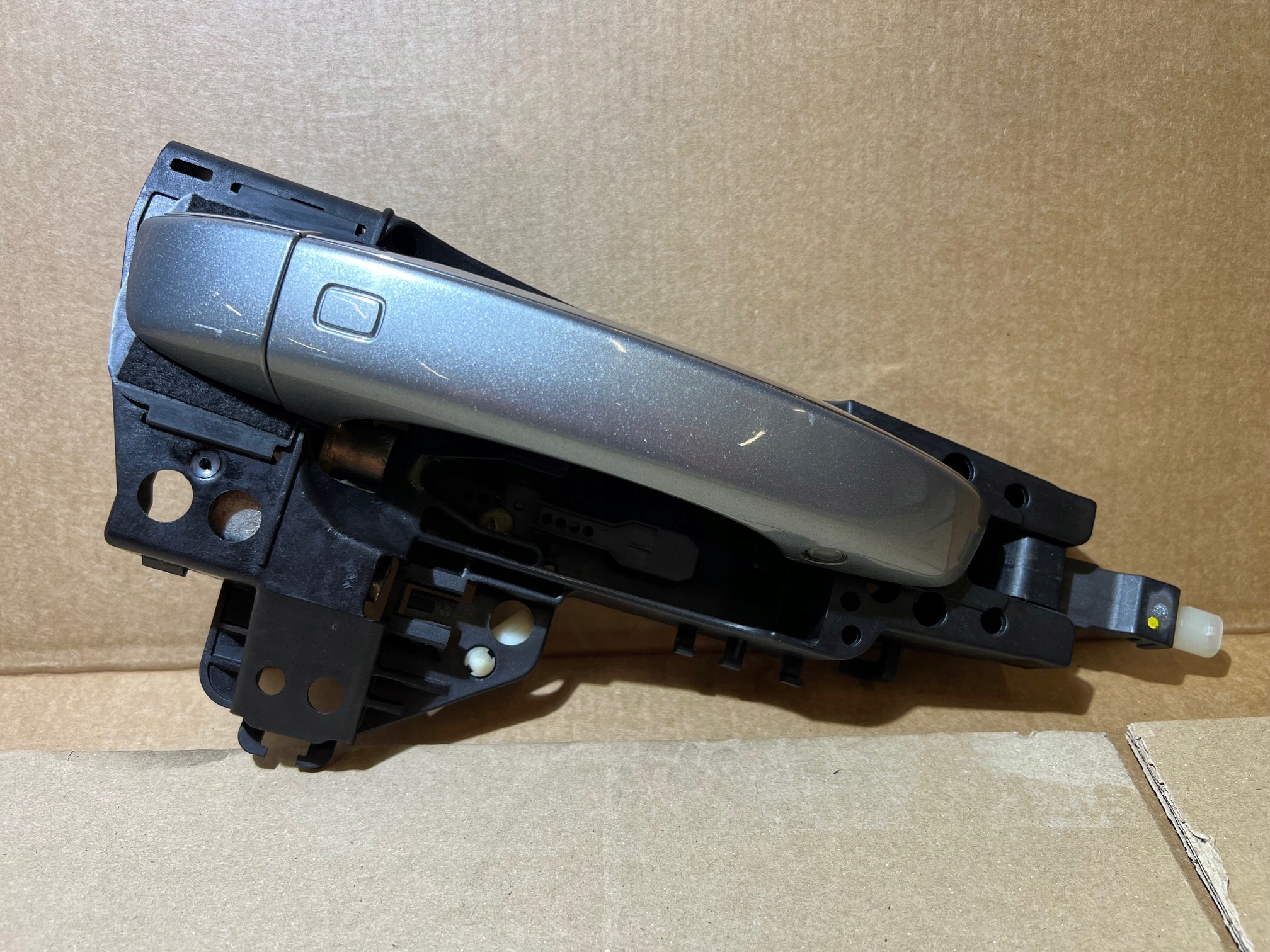 AUDI A8 D4 handle LY7G right rear part PODSWIETLENIE KEYLESS GO