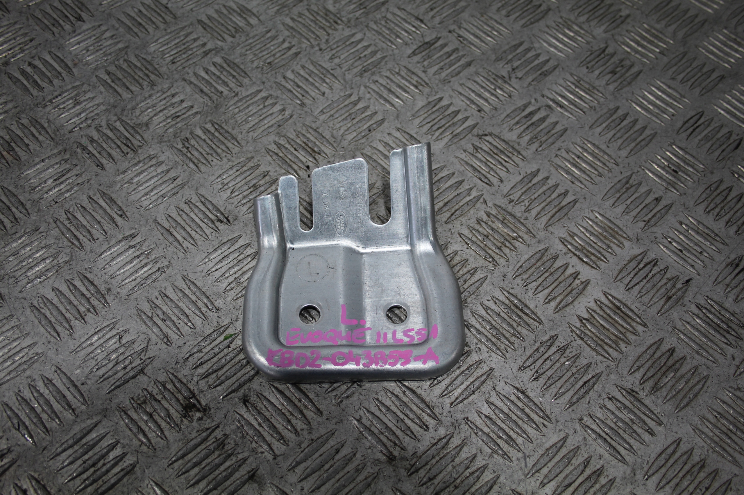 holder bracket left EVOQUE II 2 L551