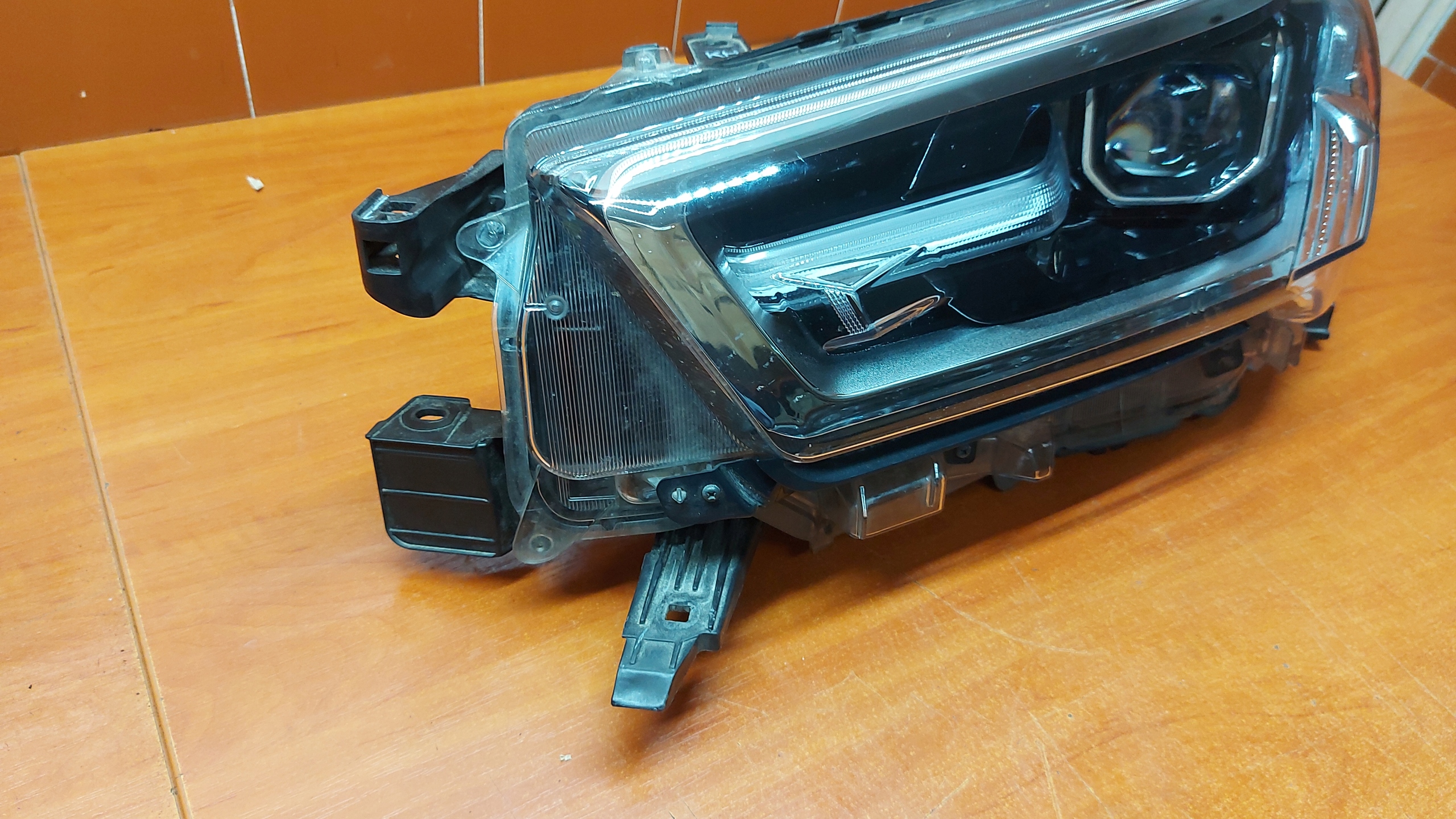 REFLEKTOR light left left front TOYOTA HILUX VIII 20