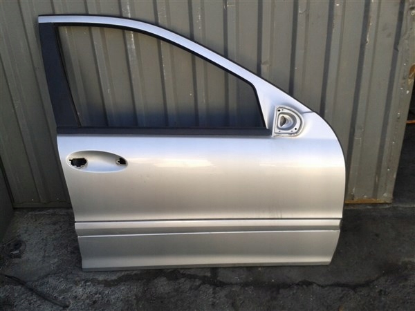 Правая передняя дверь MERCEDES C-Class W203 744
