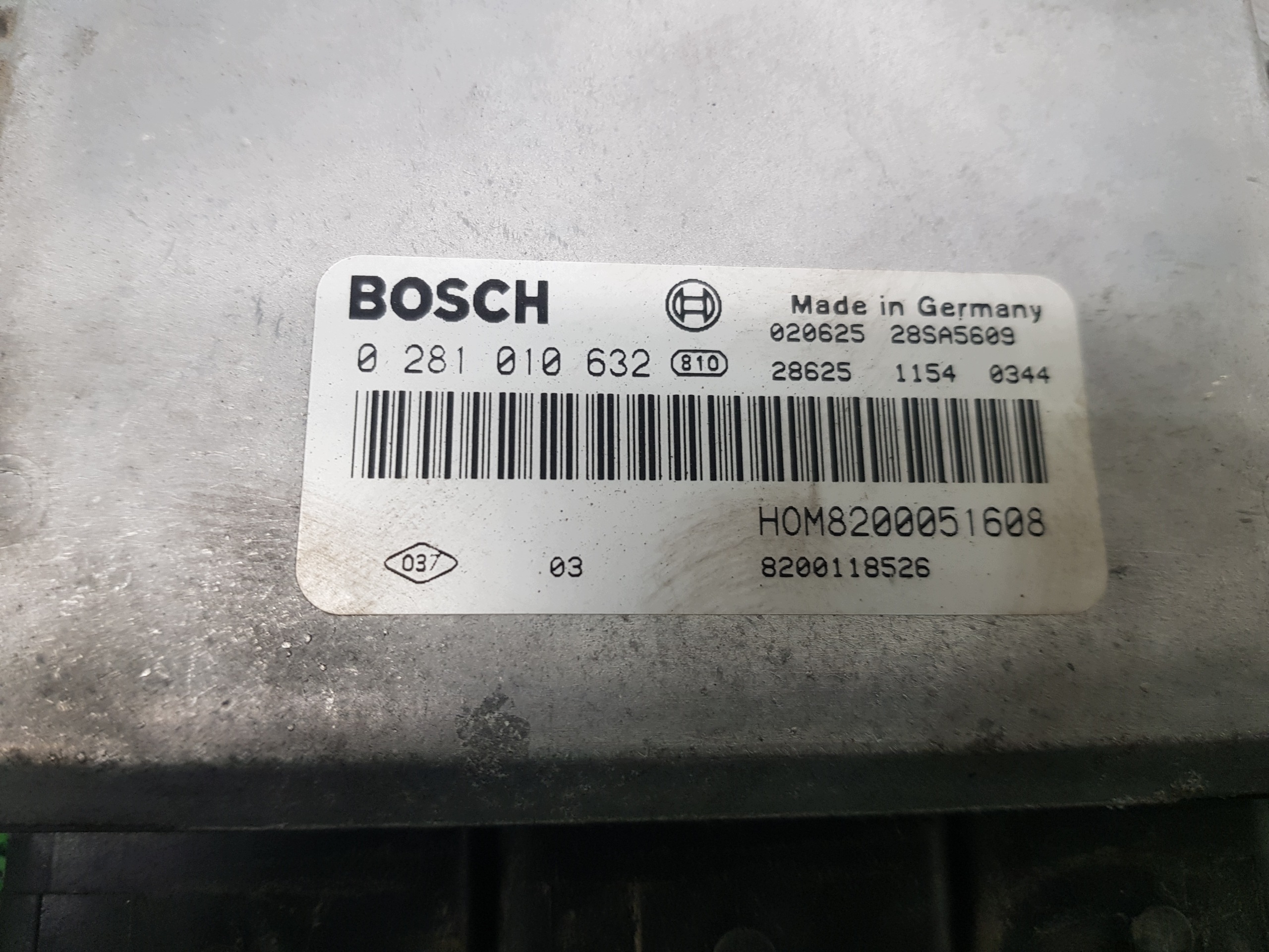 computer of the engine control unit RENAULT TRAFIC 2 0281010632 8200118526