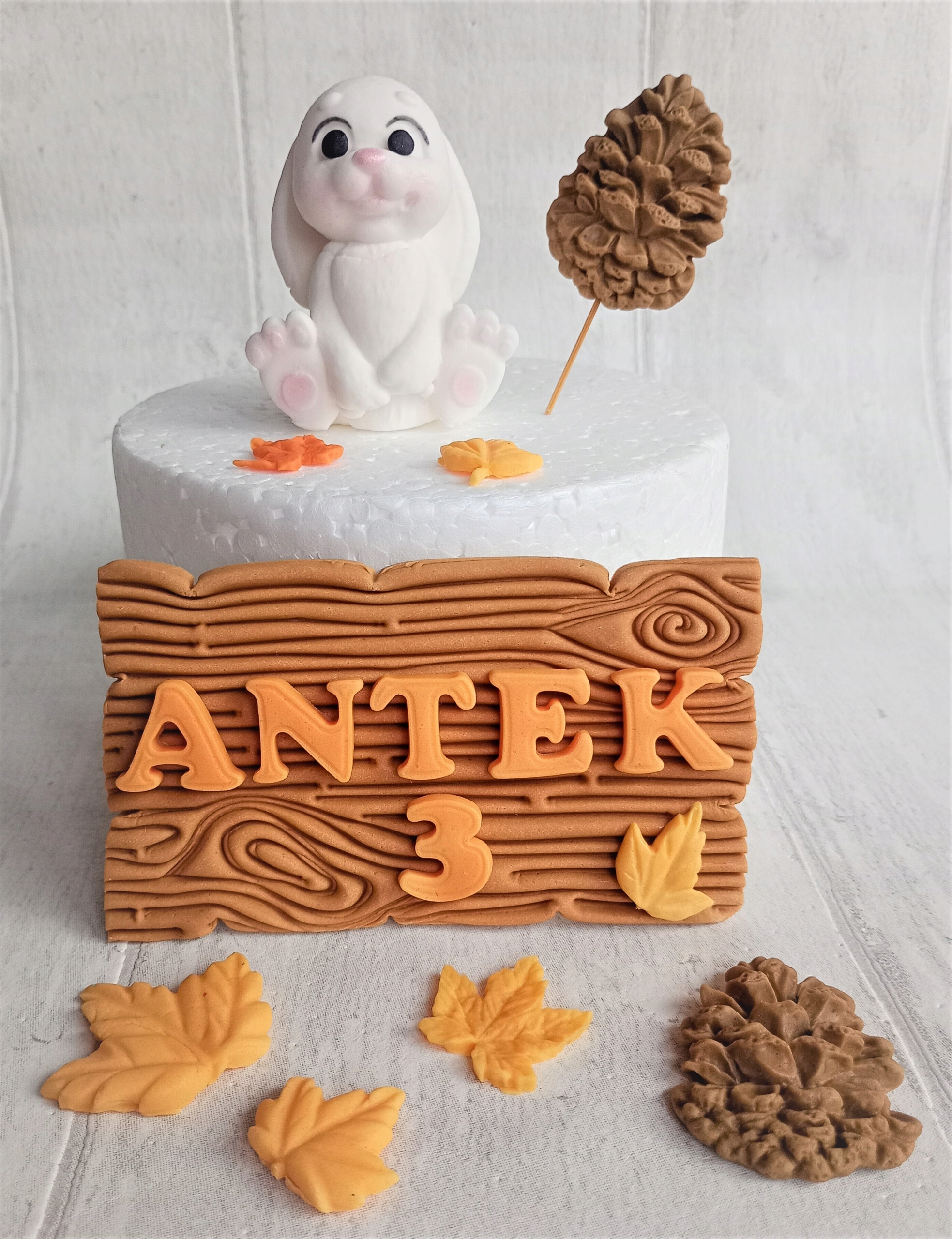 Zwierzątka leśne zając deseczka z imieniem cyfra figurka z masy cukrowej