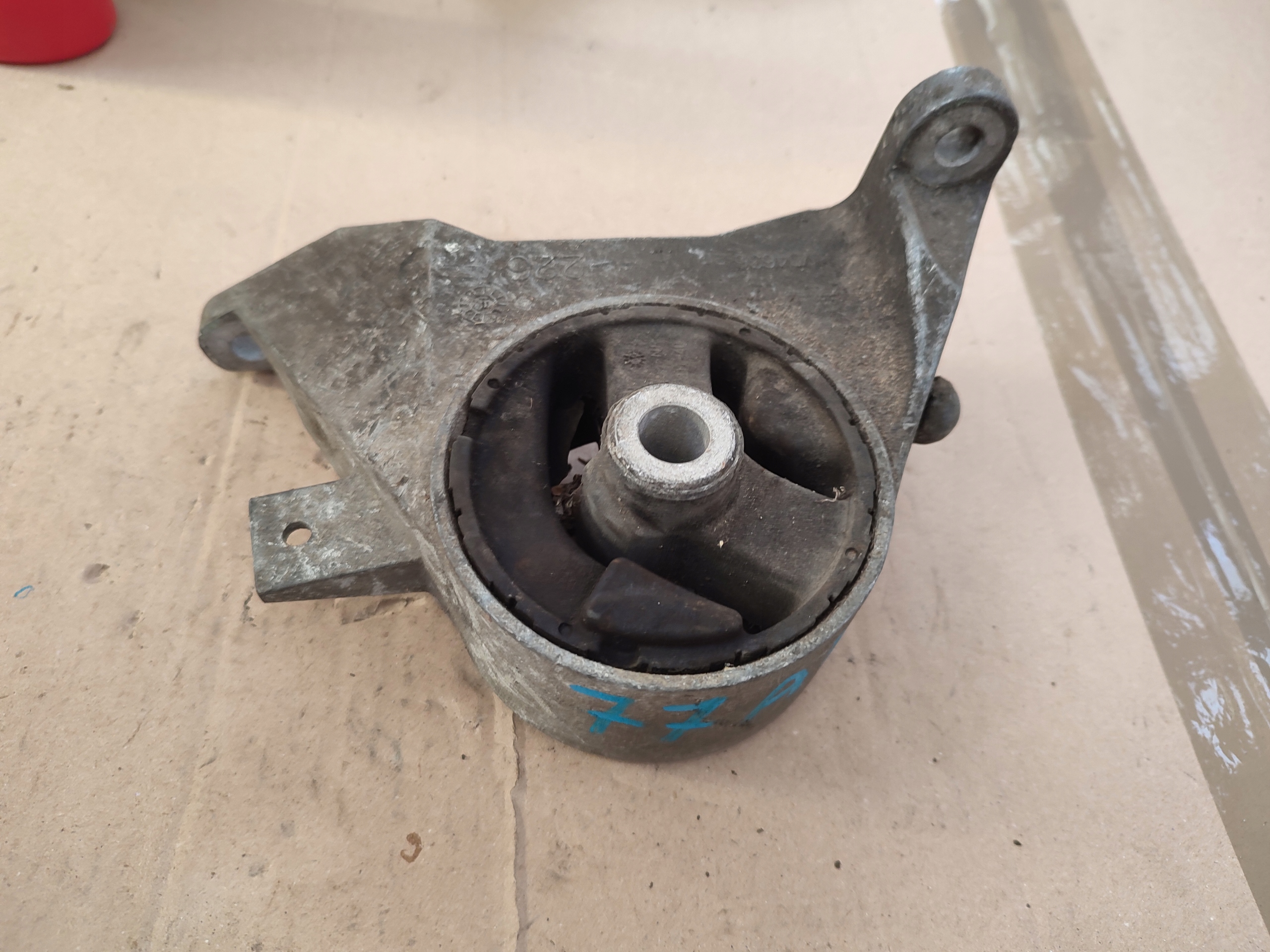 holder engine mount Opel Signum V04636