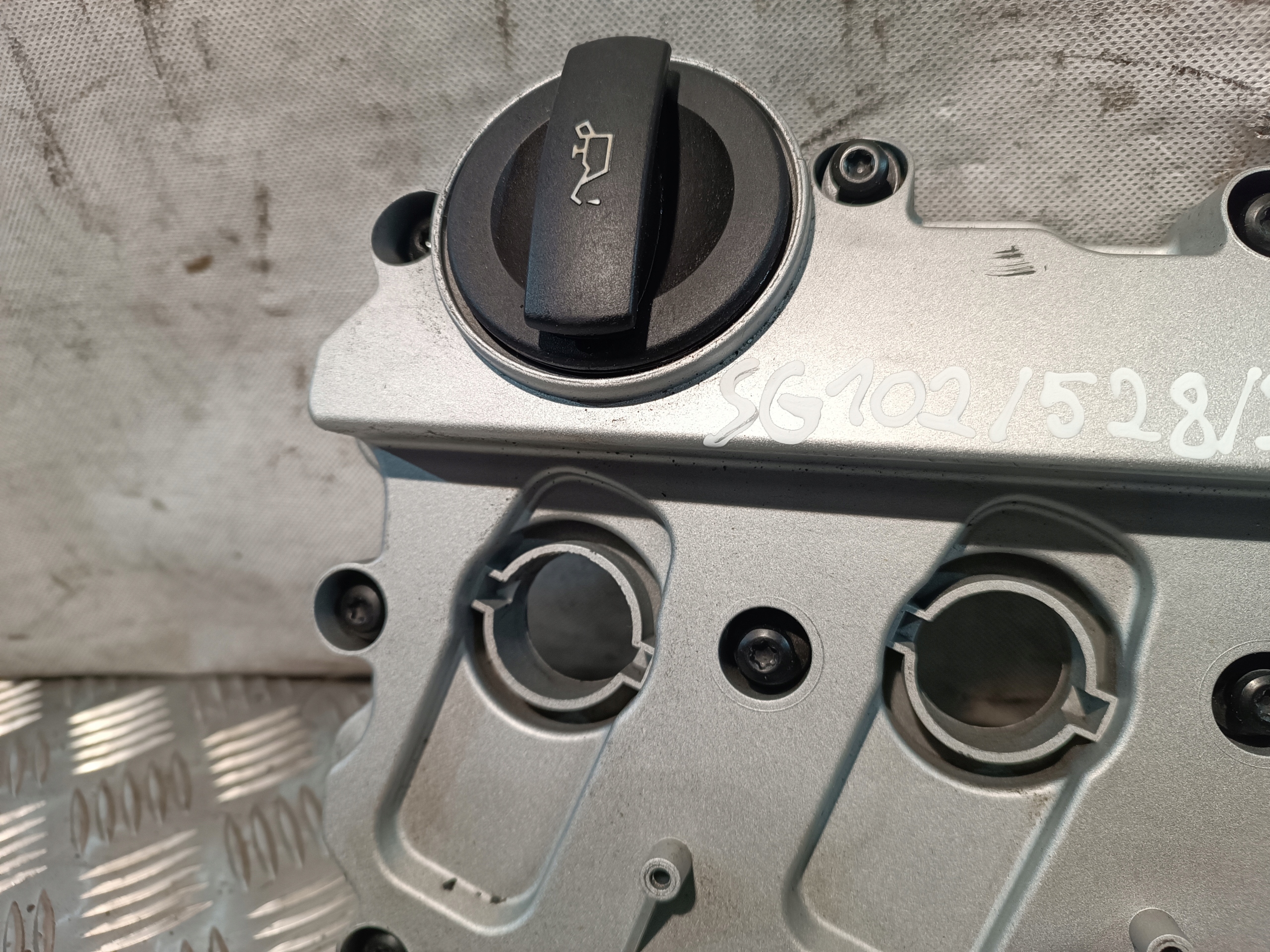 Abdeckung der Ventile AUDI A6 C6 2.4B V6 2004r 06E1034720