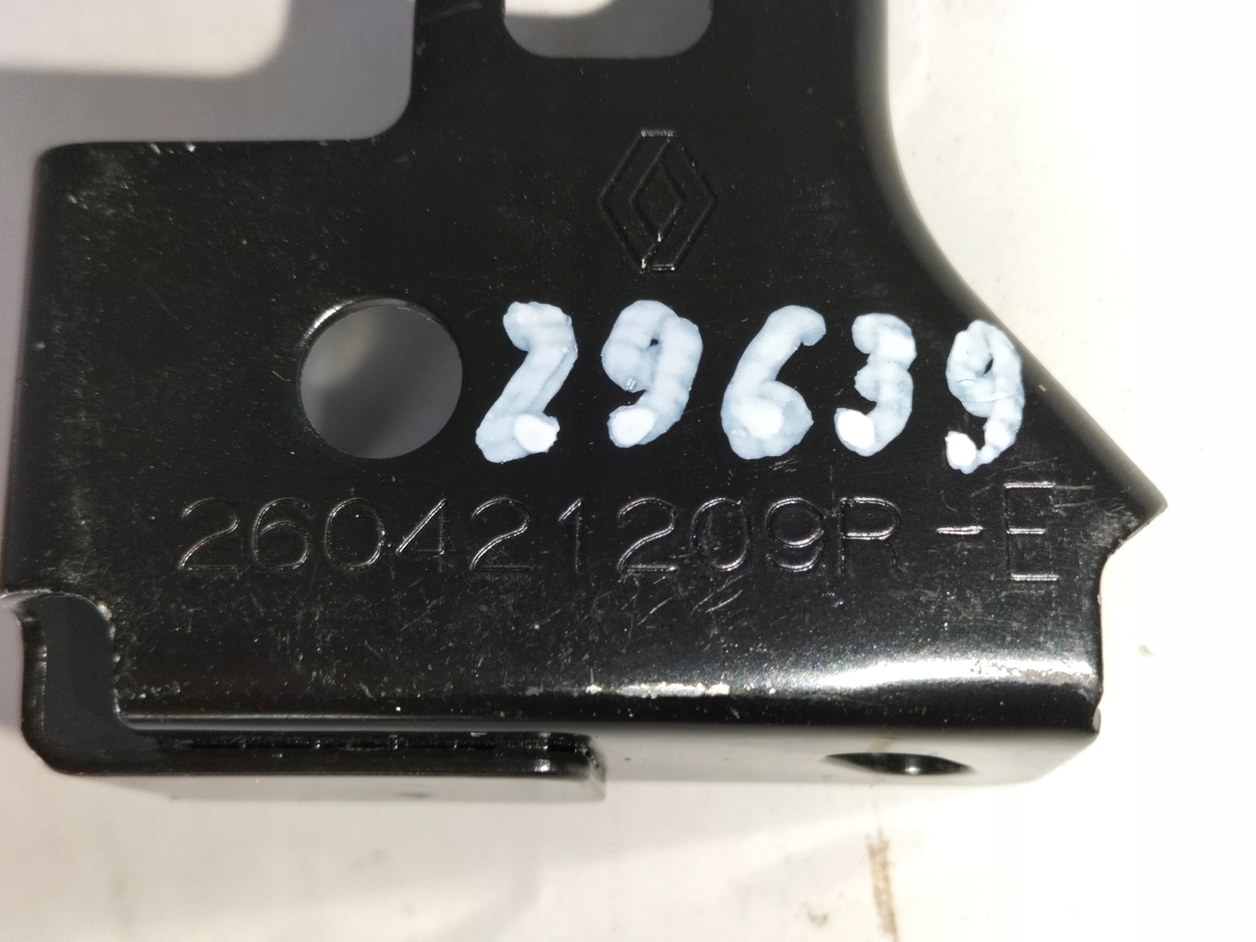SUPPORT PLAQUE AILE AVANT GAUCHE DACIA SANDERO III 20