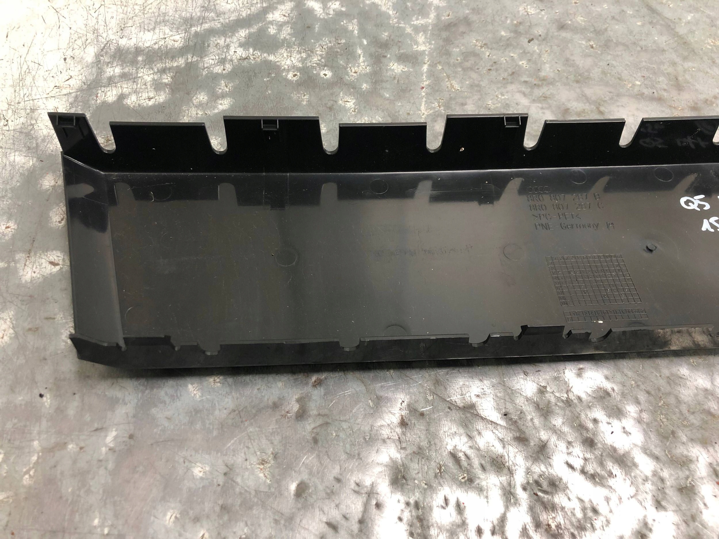 pad below REJESTRACJE front AUDI Q5 8R0807287B