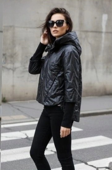 Krátká Bunda Kapuce B8575 Černá M (38)