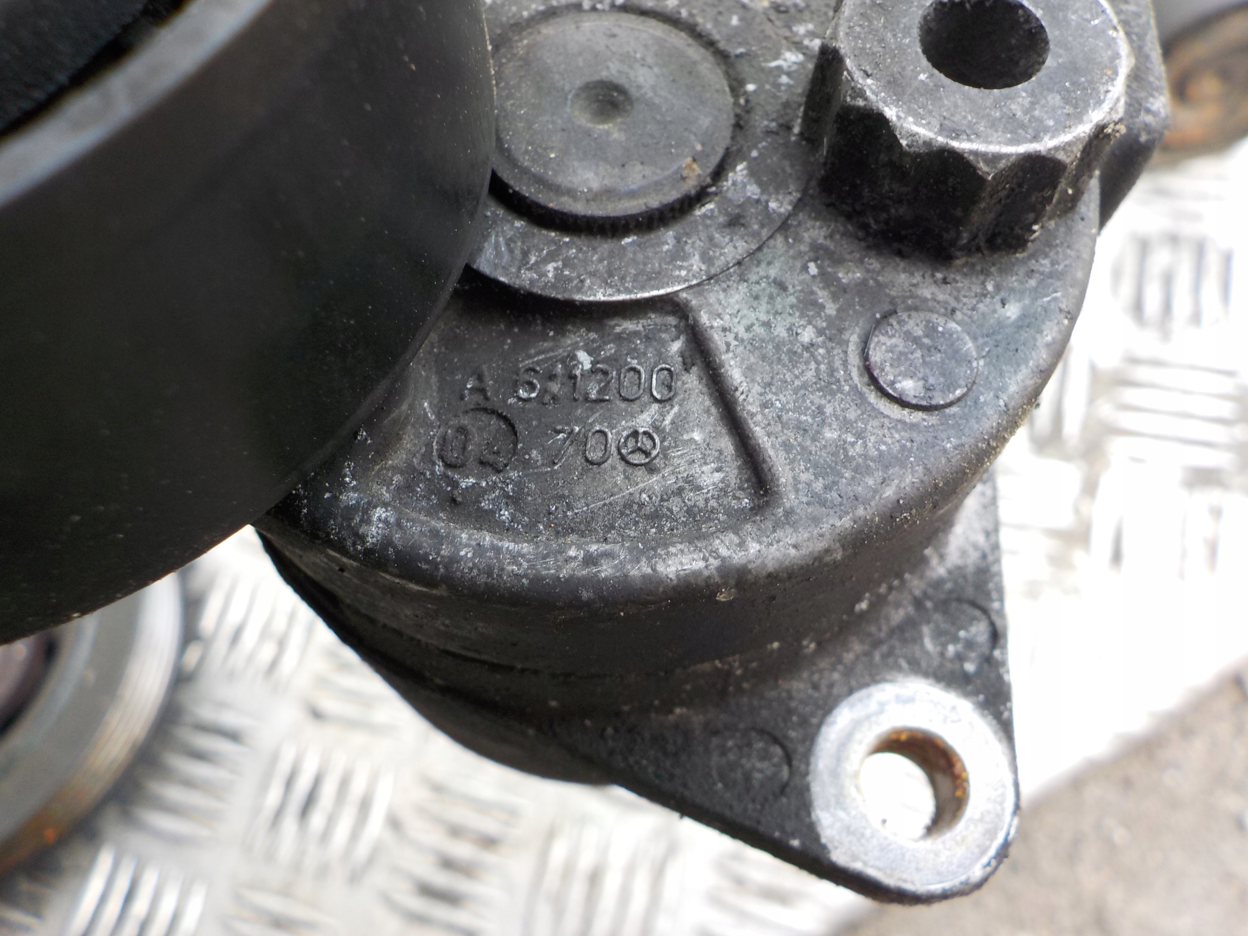 W203 W211 2.2 CDI Riemenspanner Spannelement rolle 6112000470