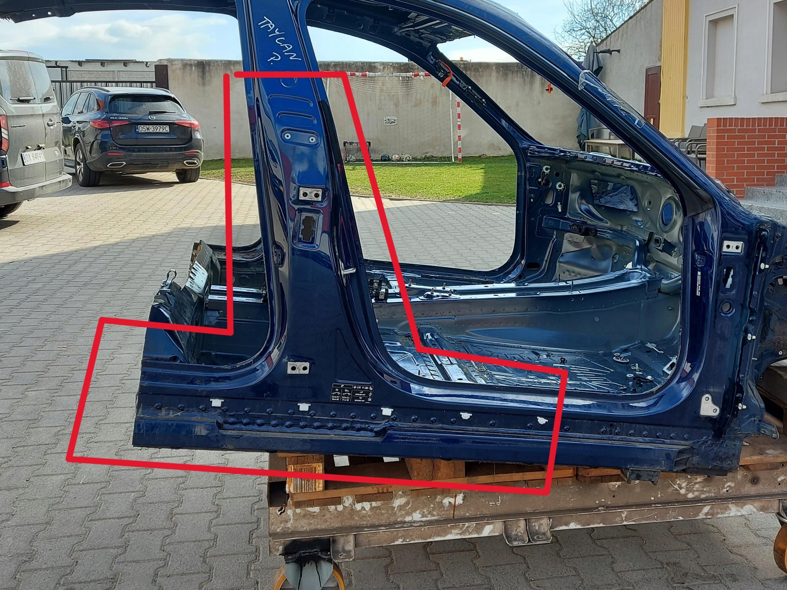 Porsche Taycan GTS 9J1 2023r pillar threshold central right M5D