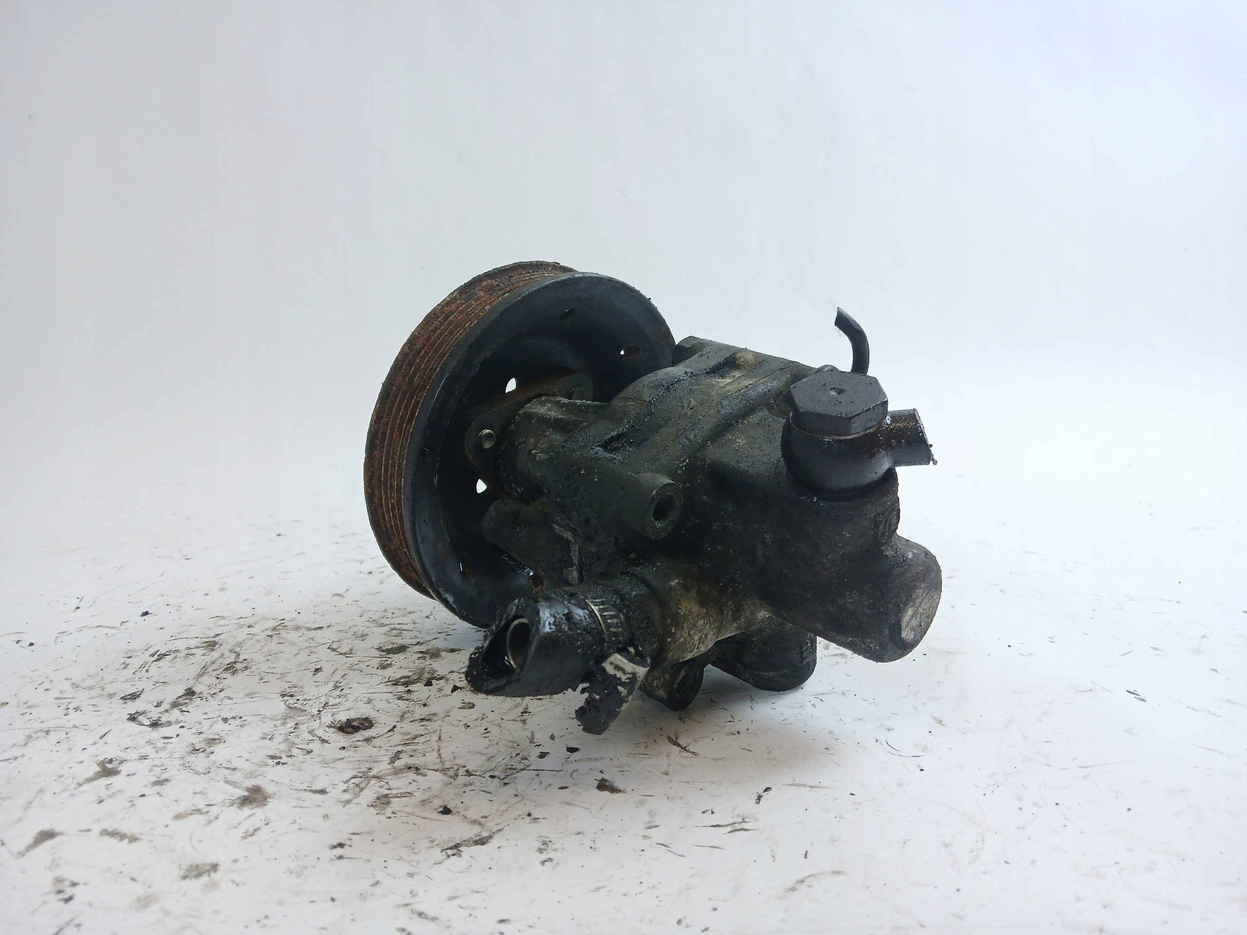 AUDI A4 B5 1.6 servo pumpa 8D0145155L 100 BAR