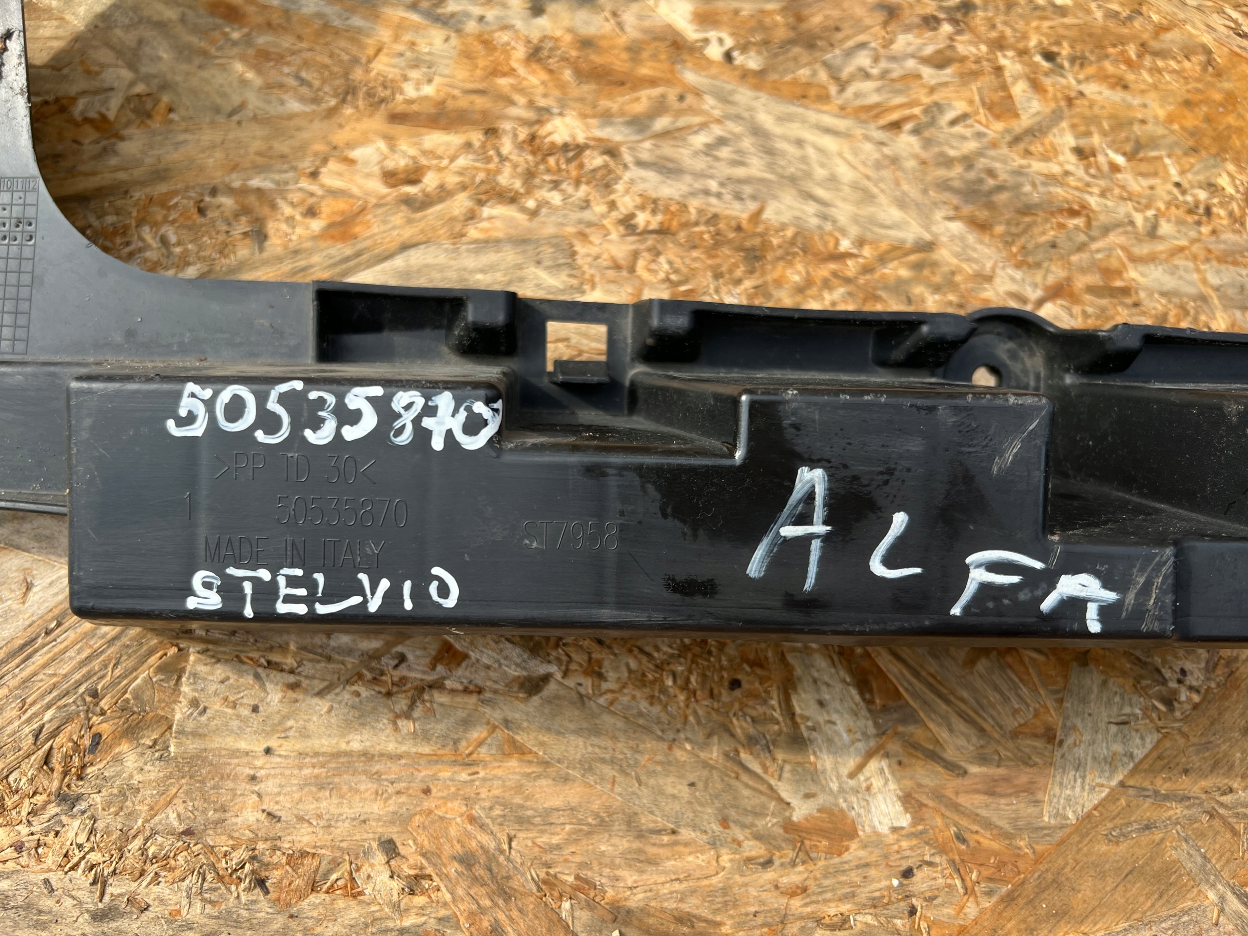 Support Support plaque Pare choc Arrière Moyenne ALFA ROMEO STELVIO