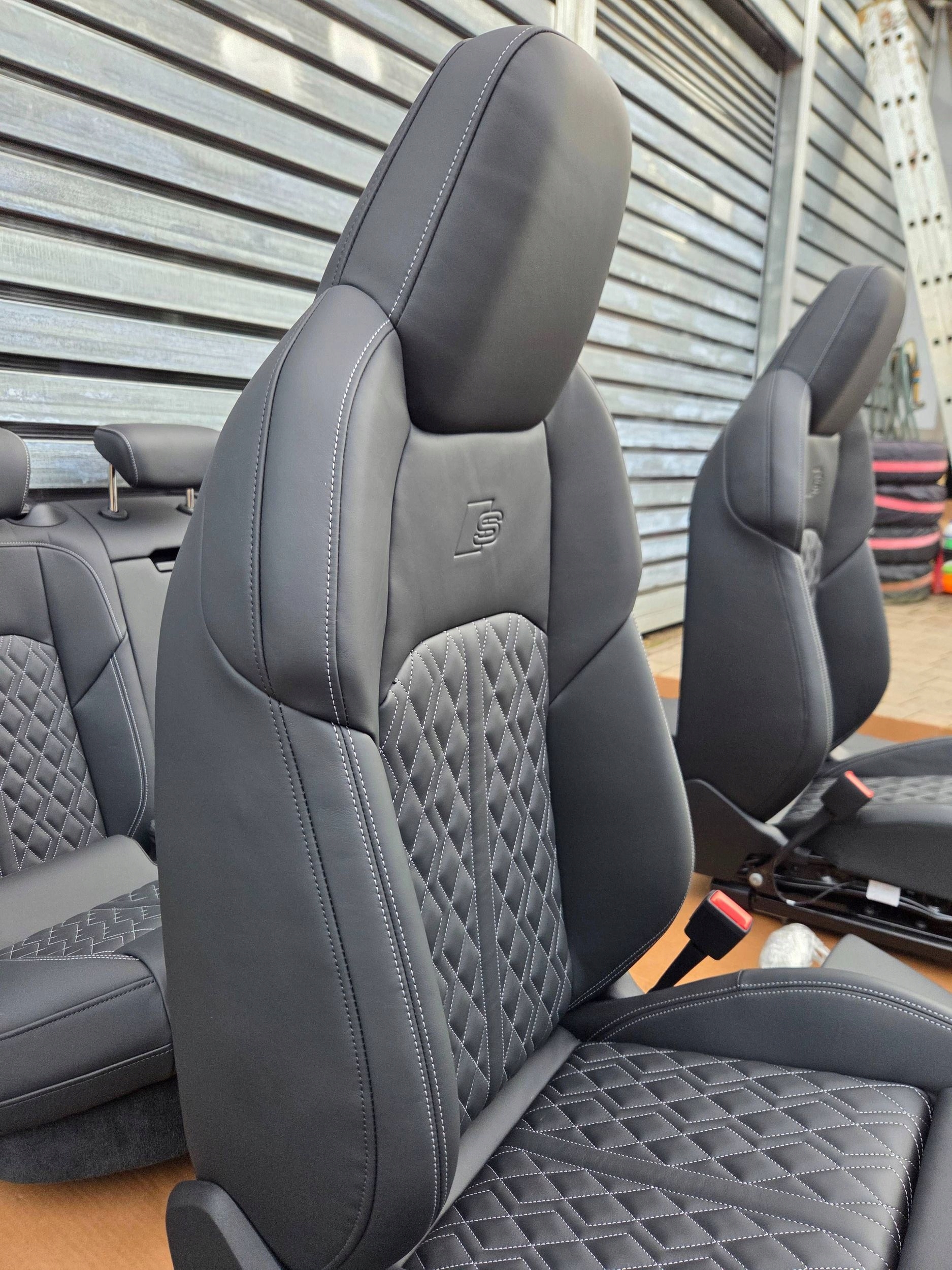 Audi Q8 E-TRON SPORTBACK s 4KE бочки подлокотник кожа