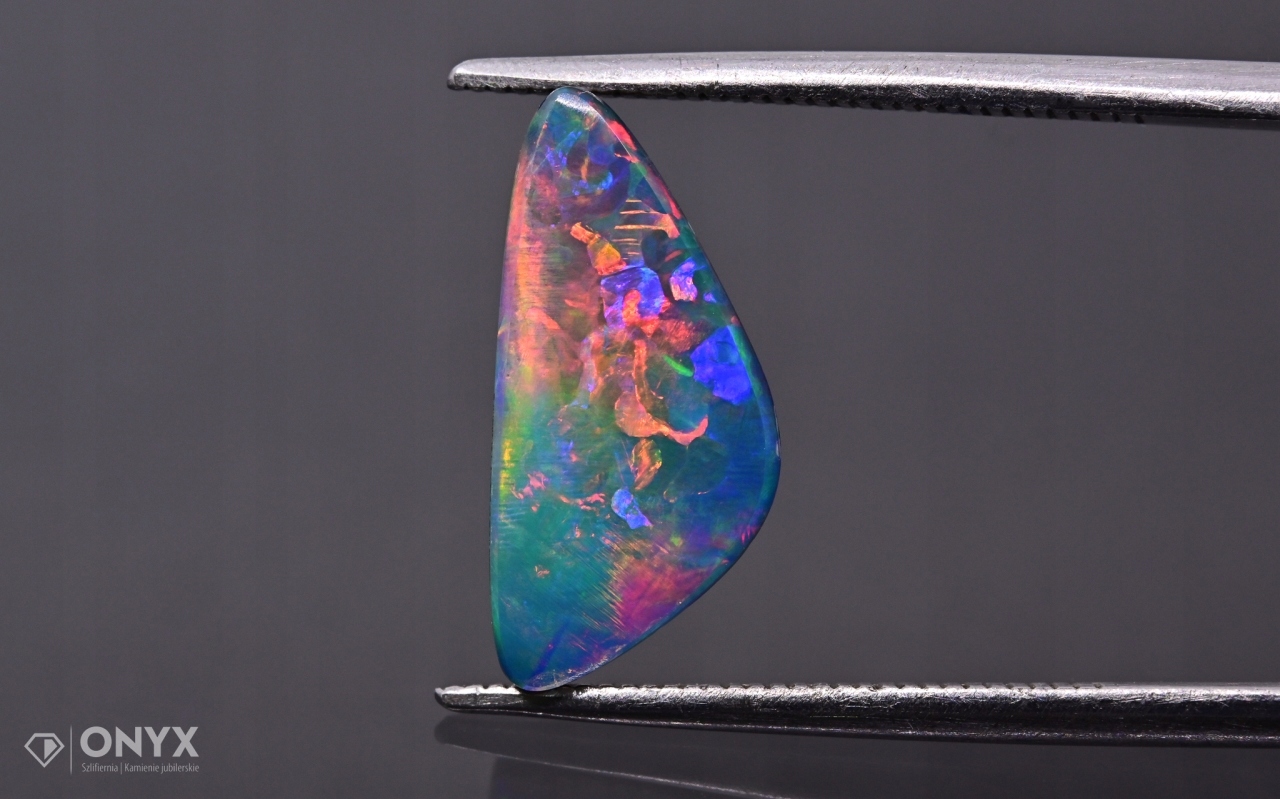 Opal Australská konvexní deska dublet nepravidelný