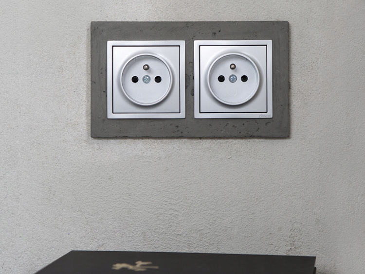 Gniazdo pojedyncze IP44 + uszczelka brąz Simon54 Uziemienie Z uziemieniem