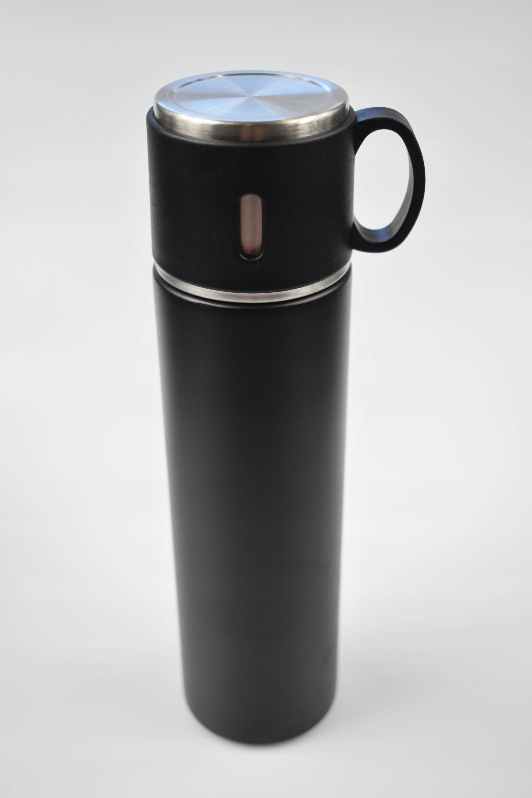 TERMOS Z ZAKRĘTKĄ W KSZTAŁCIE KUBKA 580 ML, Altom Model Czarny