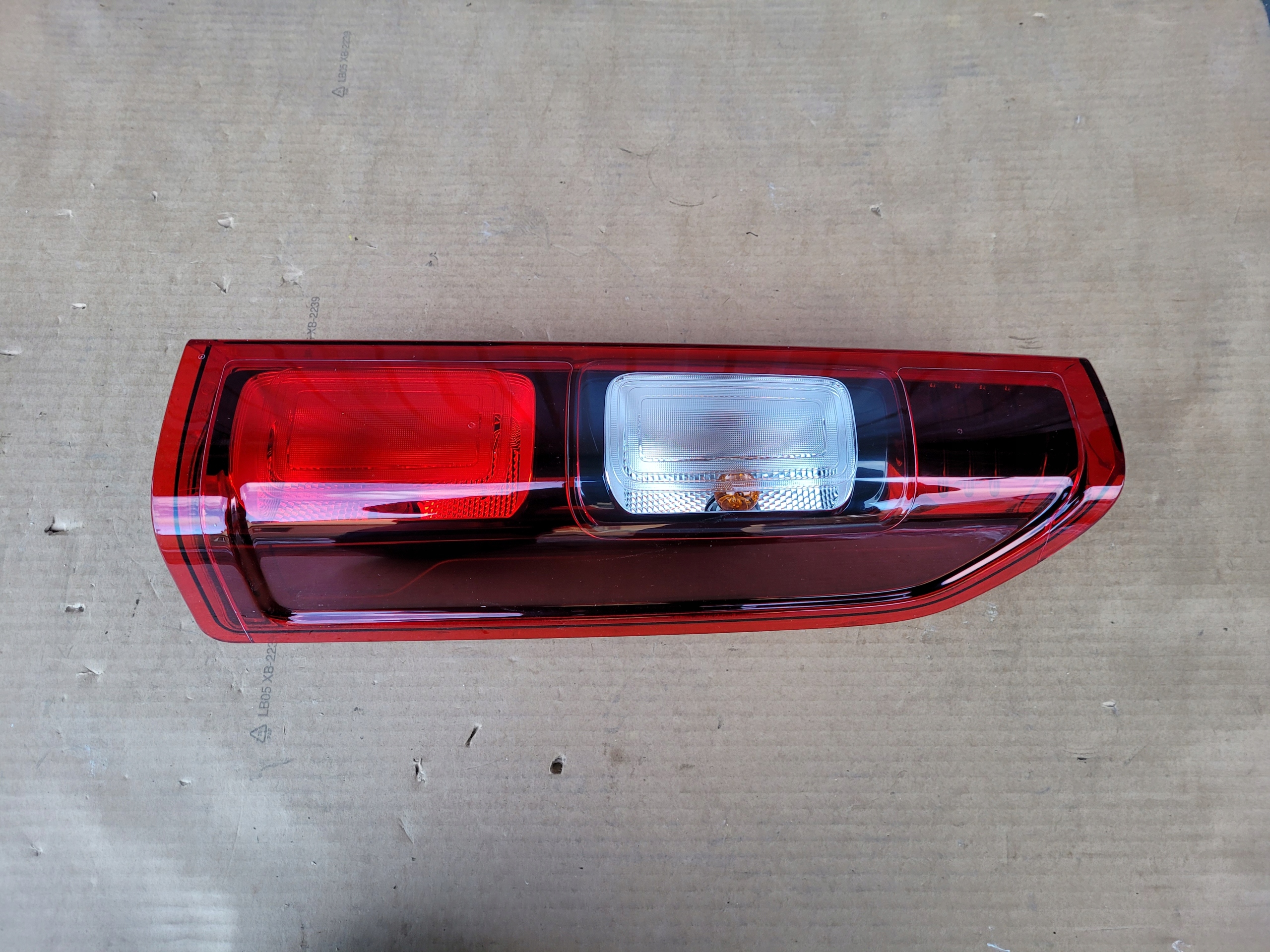 265504656R - ЗАДНИЙ ФОНАРЬ P TRAFIC III VIVARO B TALENTO NV300 ИГЛА