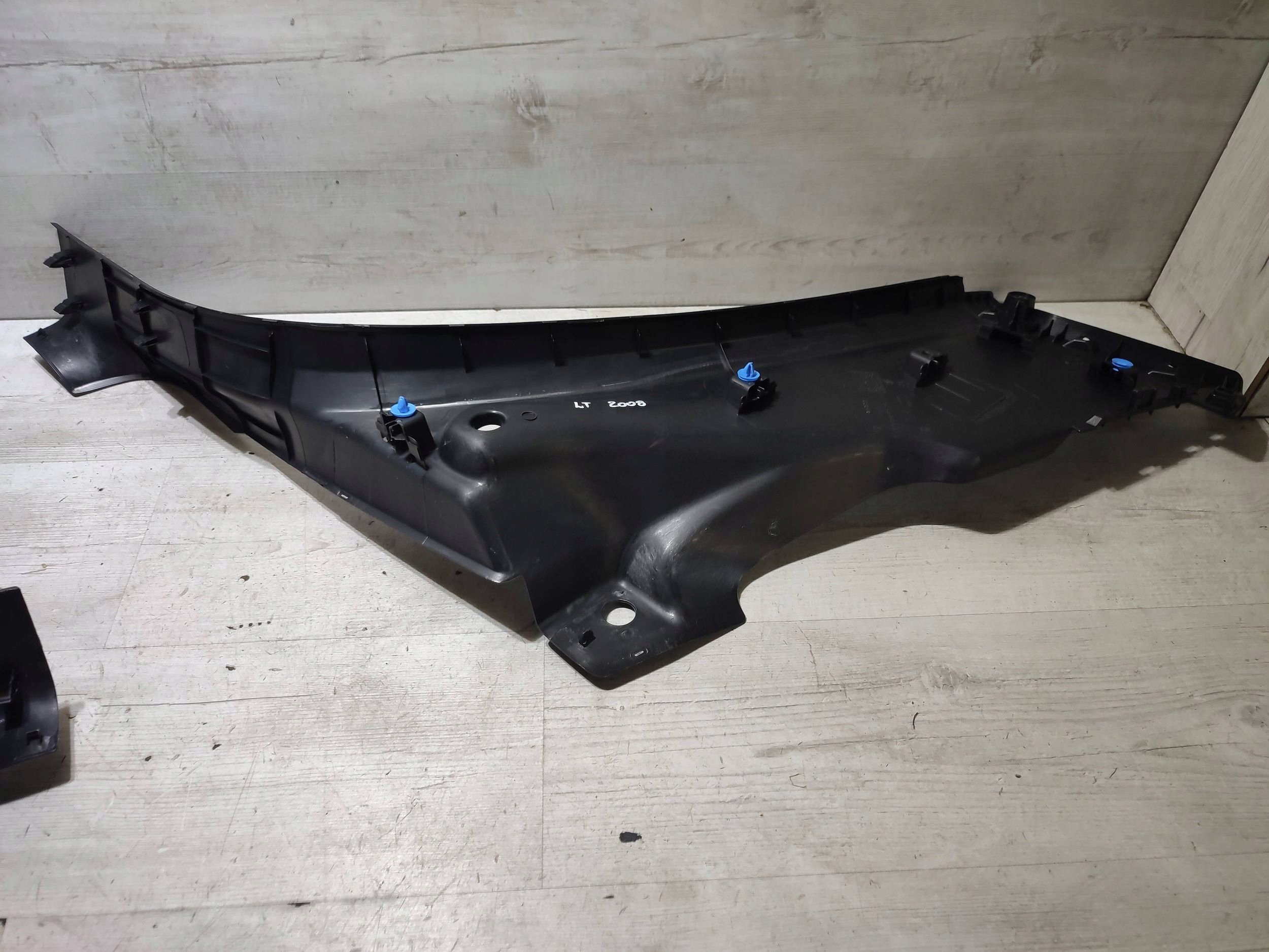 Peugeot 2008 and 2018 rear part side left moulding threshold cap