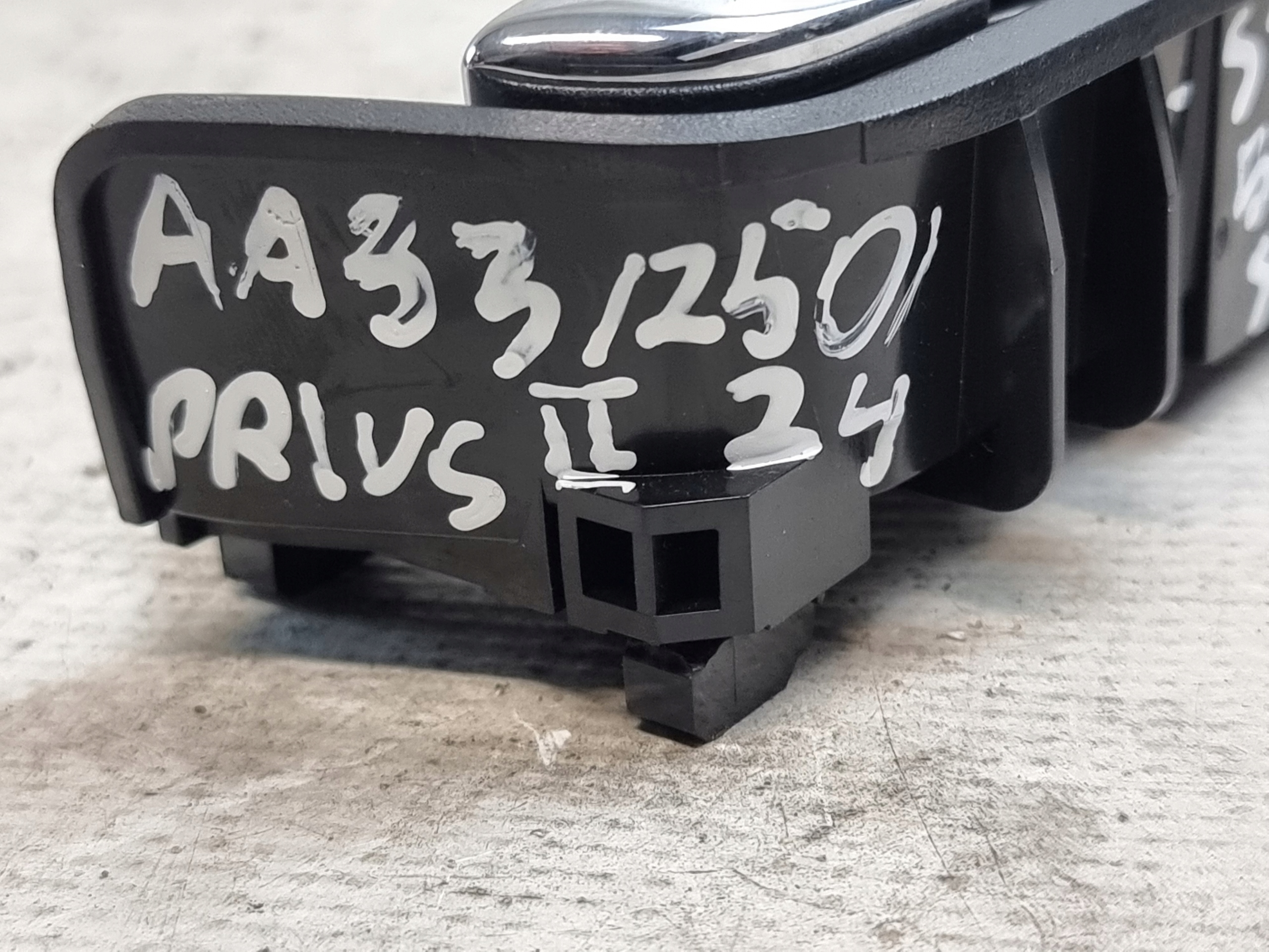 handle inner right rear part OE 69274-47020 TOYOTA PRIUS II 08r