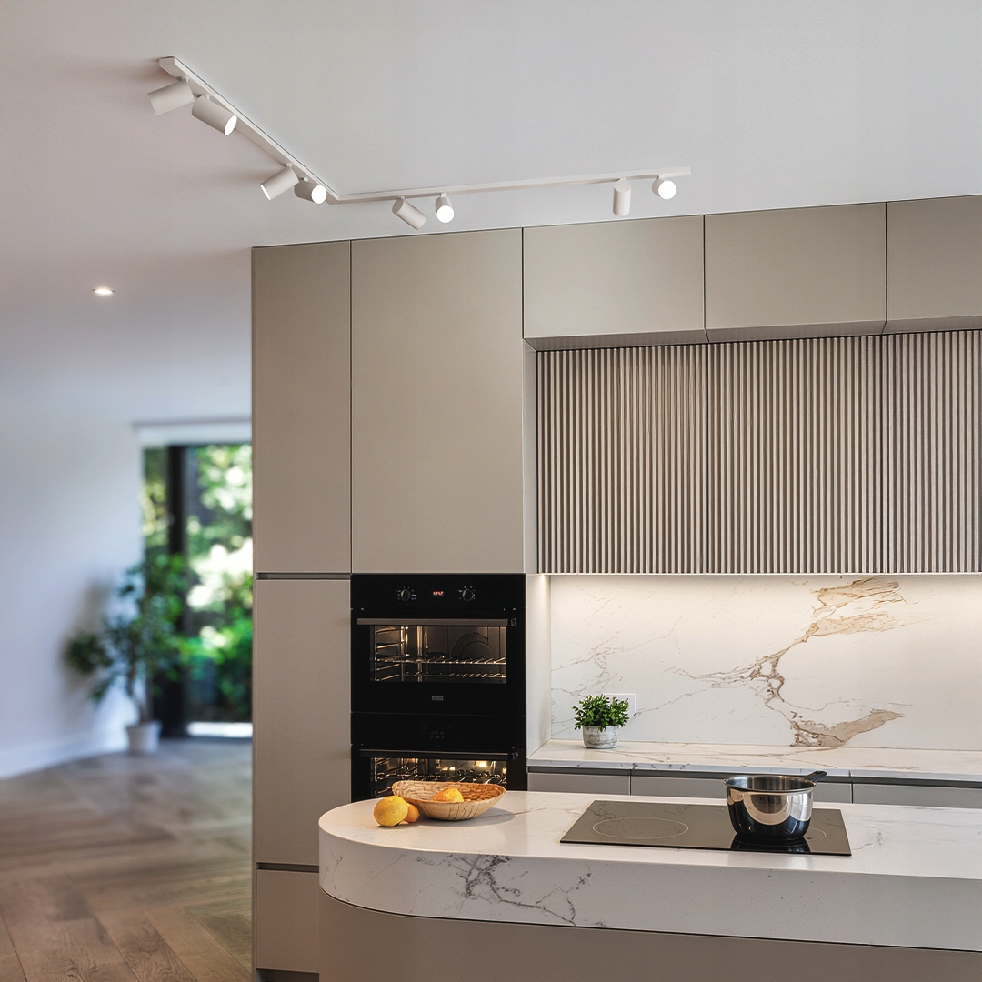 Dlhý stropný nosník reflektor biely rohový klik mono do kuchyne prístavba hala