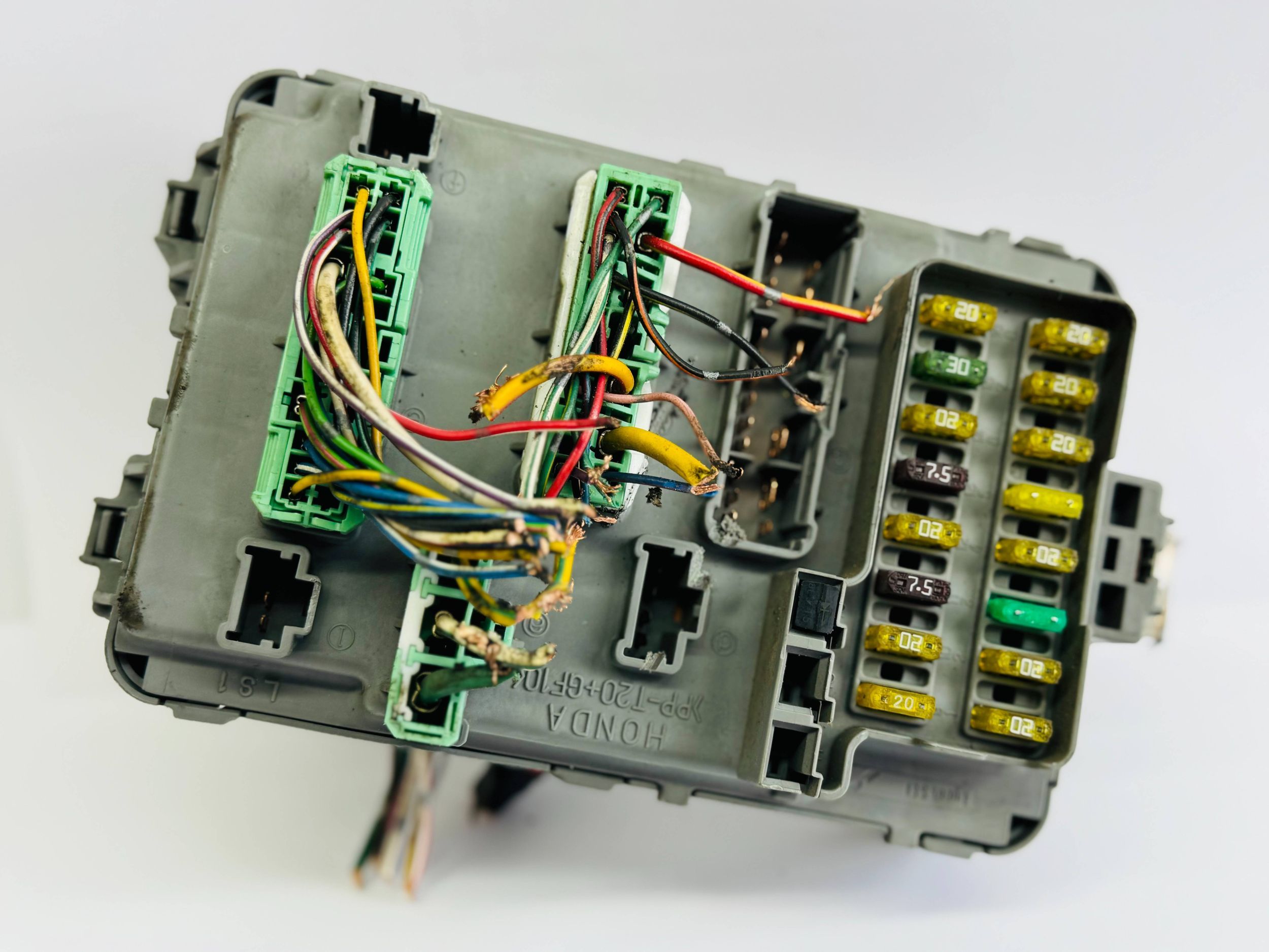 Honda Accord frame / module of fuses Y338850