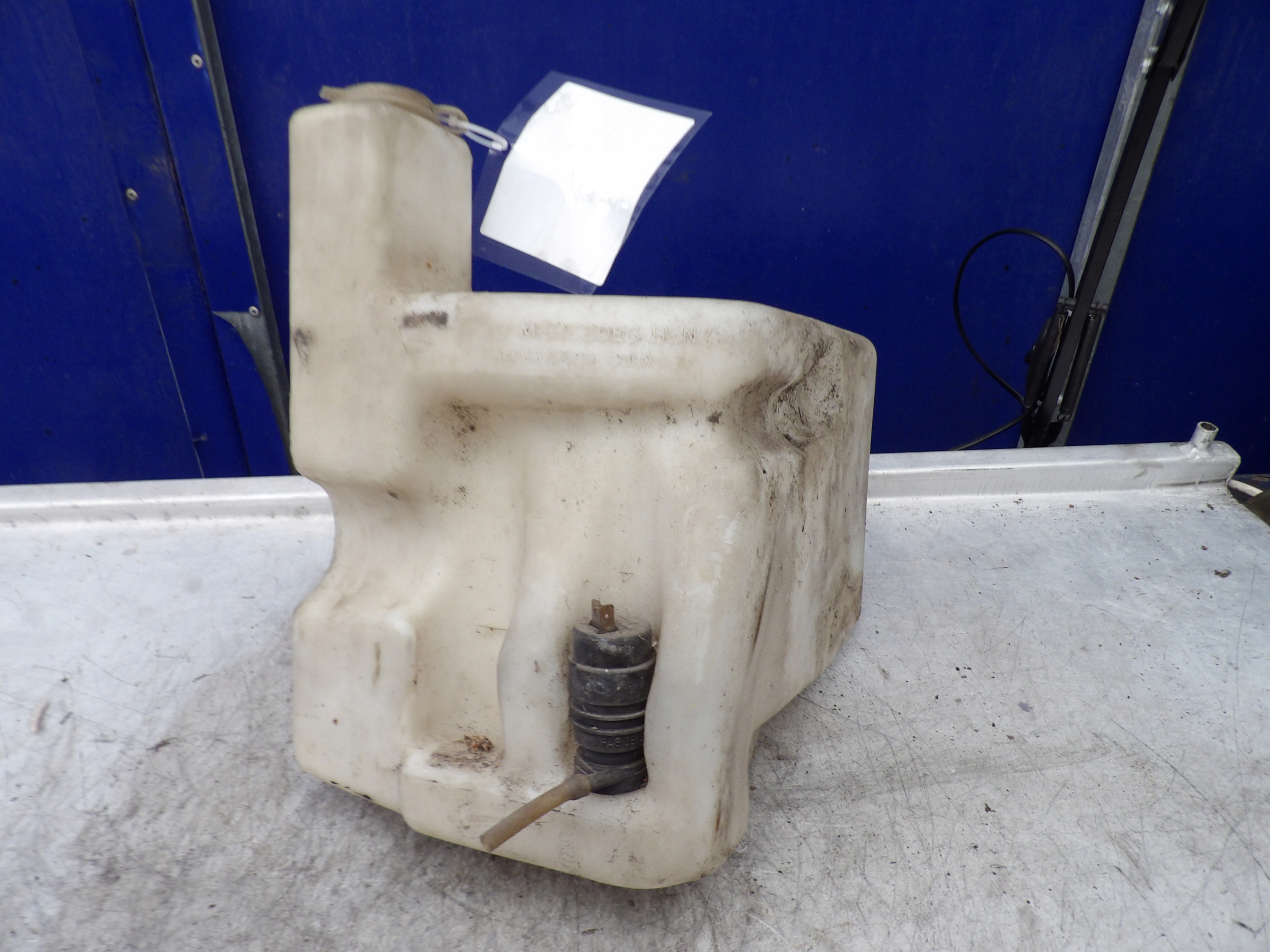 Mercedes 308D, W602 Behälter Spritzdüse 6018690420