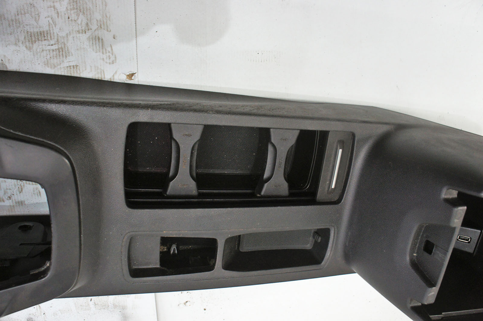 SF212 FORD Focus MK4 ^ тунель середина