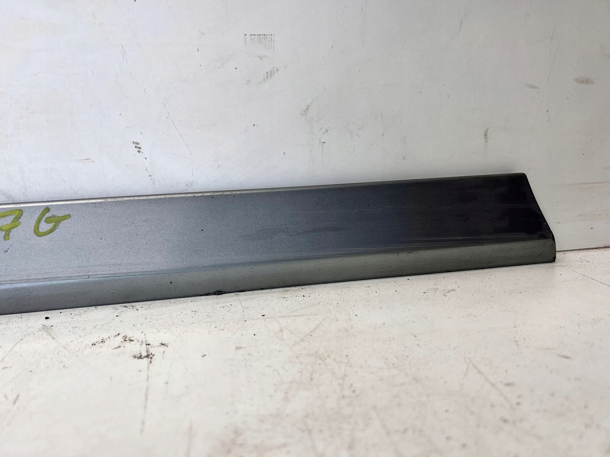 moulding door lower left front AUDI A4 B7 LY7G 1/26
