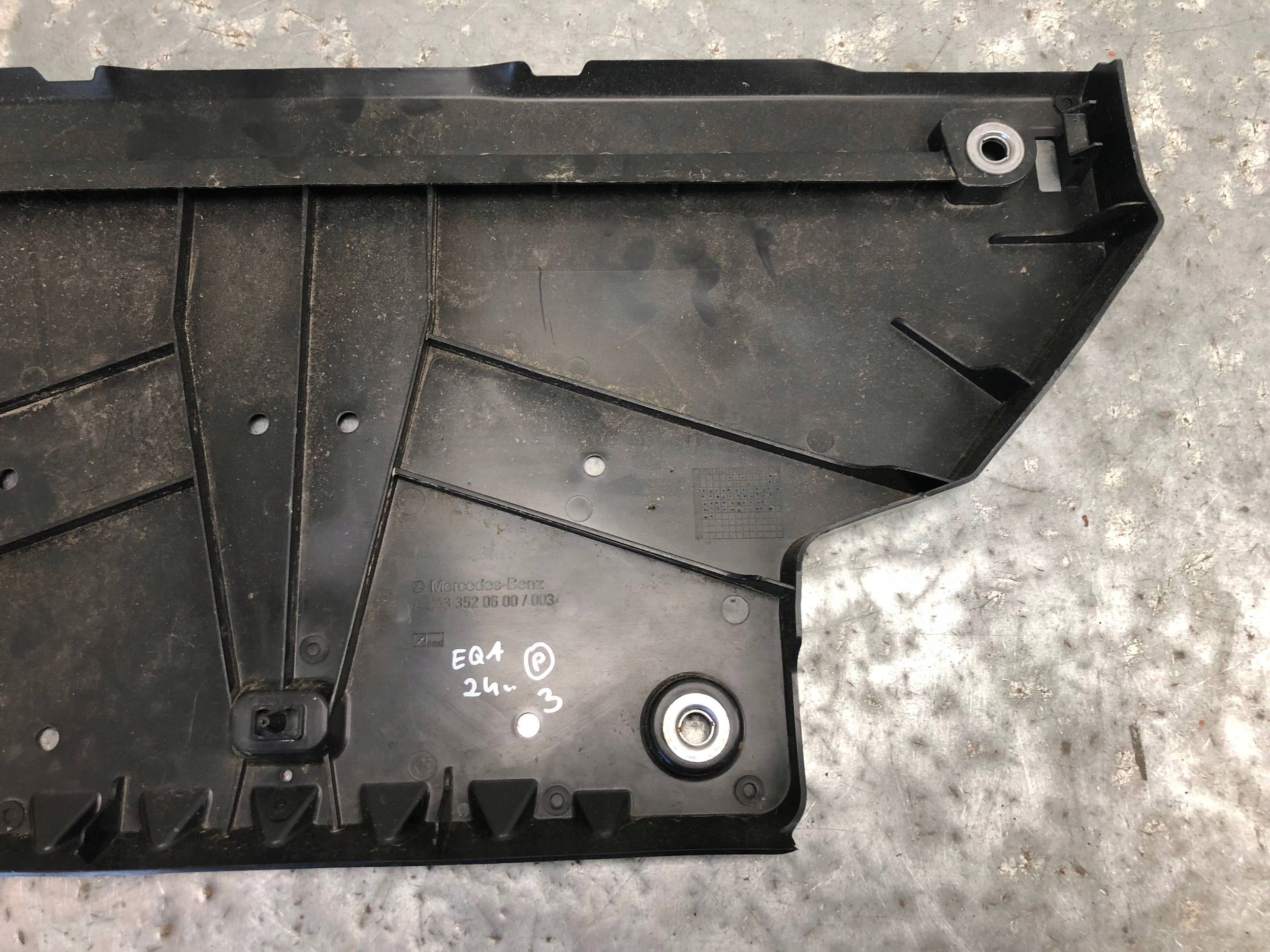 cover chassis MERCEDES EQA A2433520600