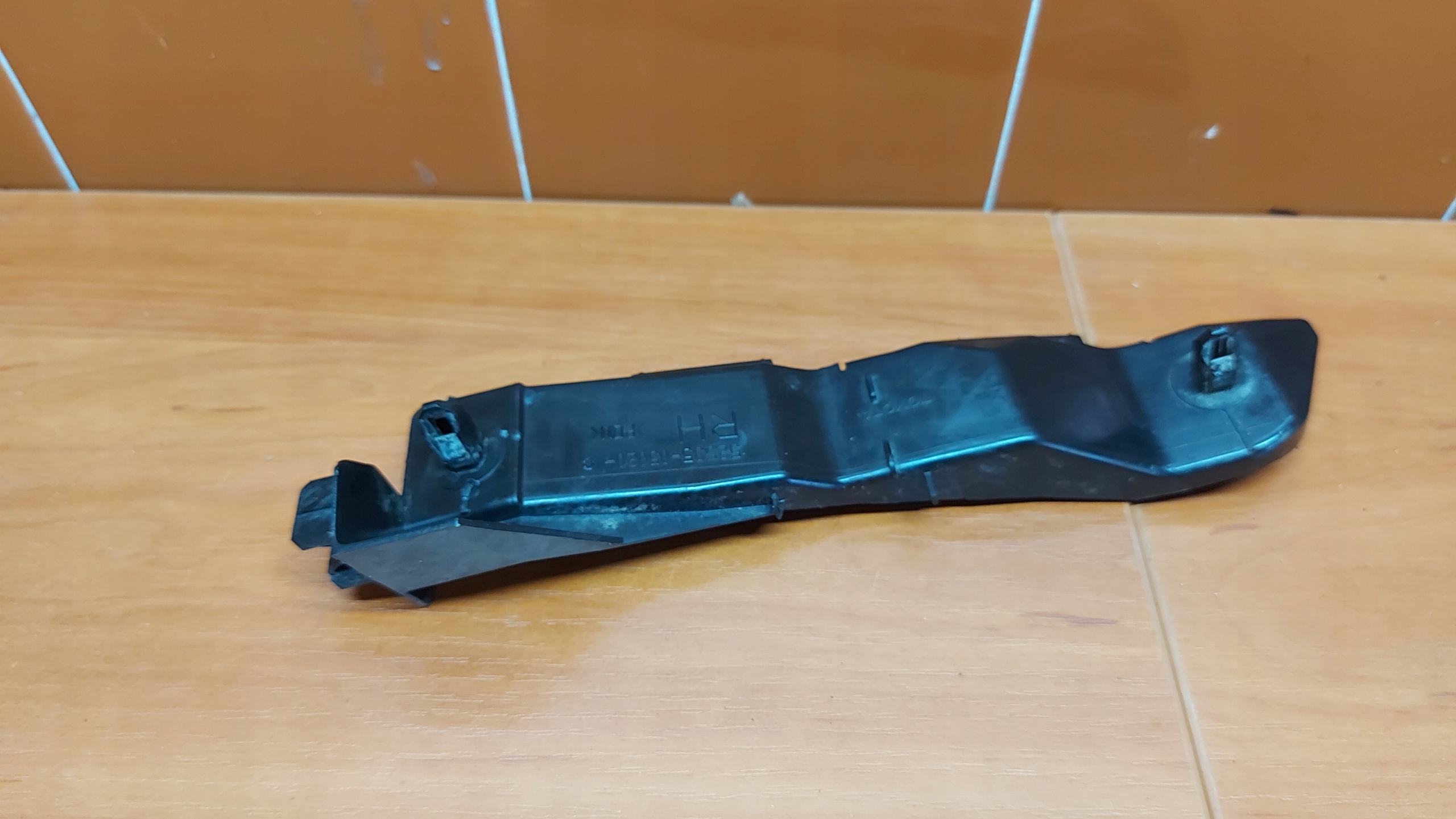 bumper bracket right front TOYOTA AVENSIS T25 03