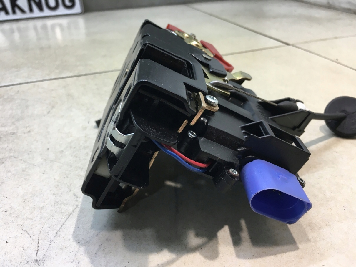 lock door left front VW GOLF V 9 PIN