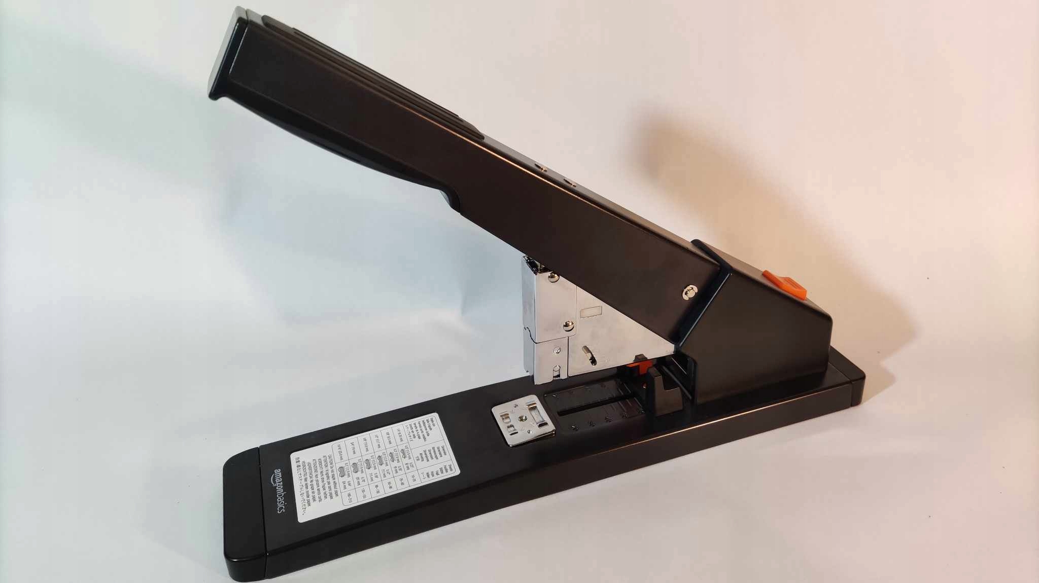 AMAZON BASICS DUŻY ZSZYWACZ DO 210 ARKUSZY 15077 (E) EAN (GTIN) 0840095847094