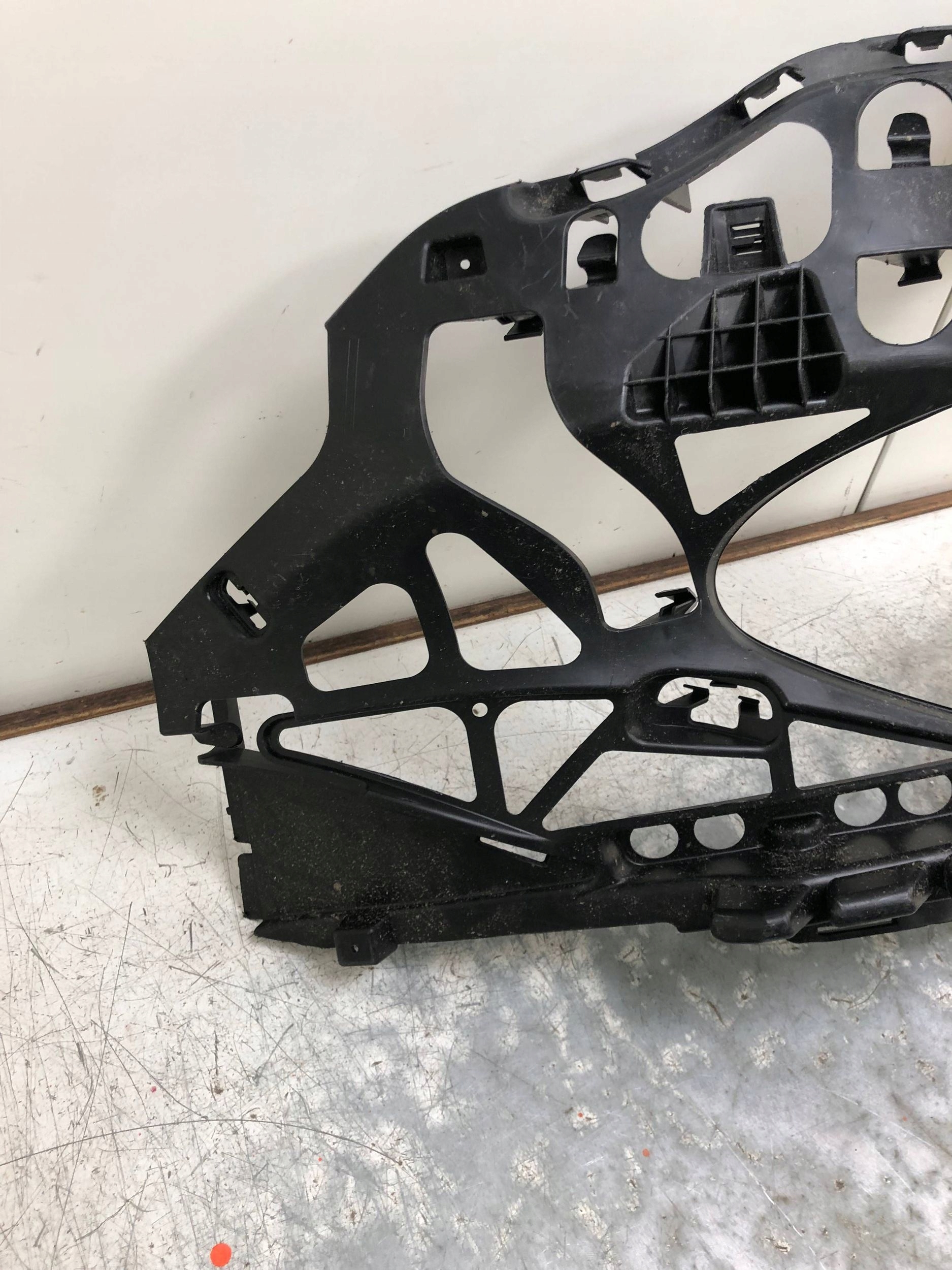 bumper bracket left front MERCEDES W214 A2148850400