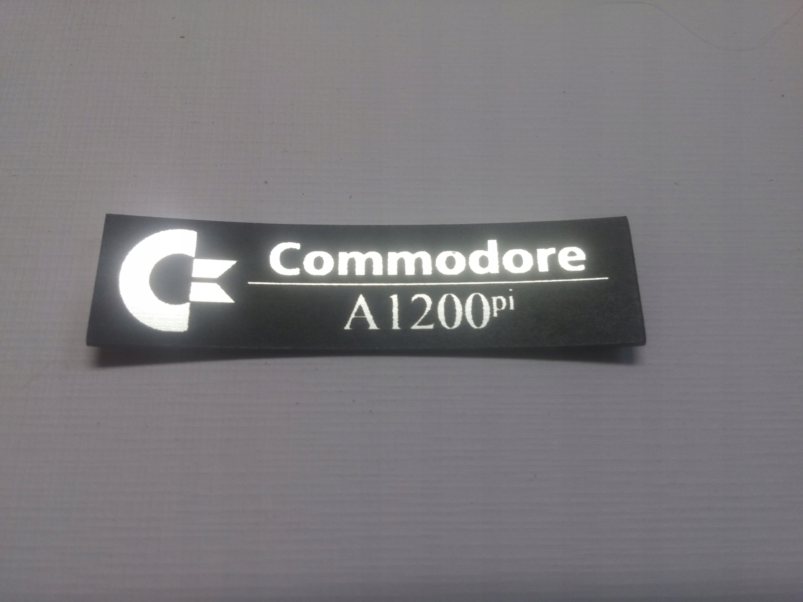 

Commodore naklejka emblemat 48 x 12 mm *srebrna