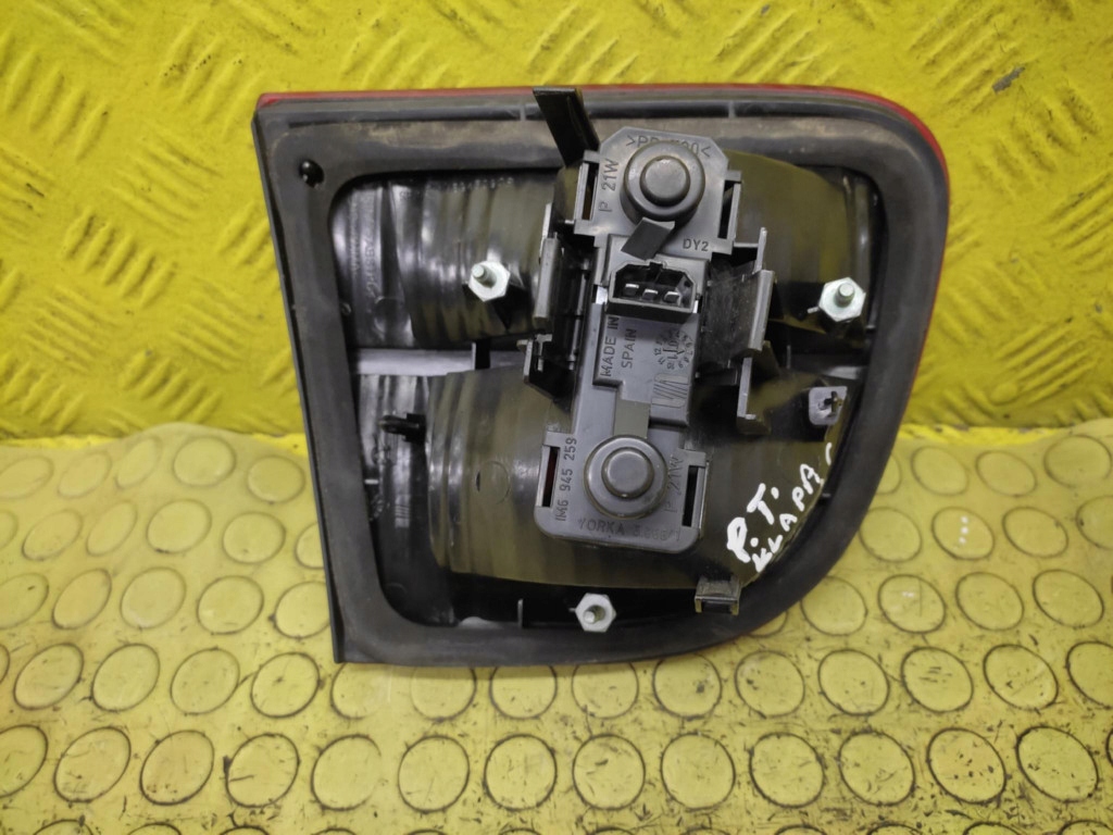 SEAT LEON and light right rear part to the bonnet 1M6945092B