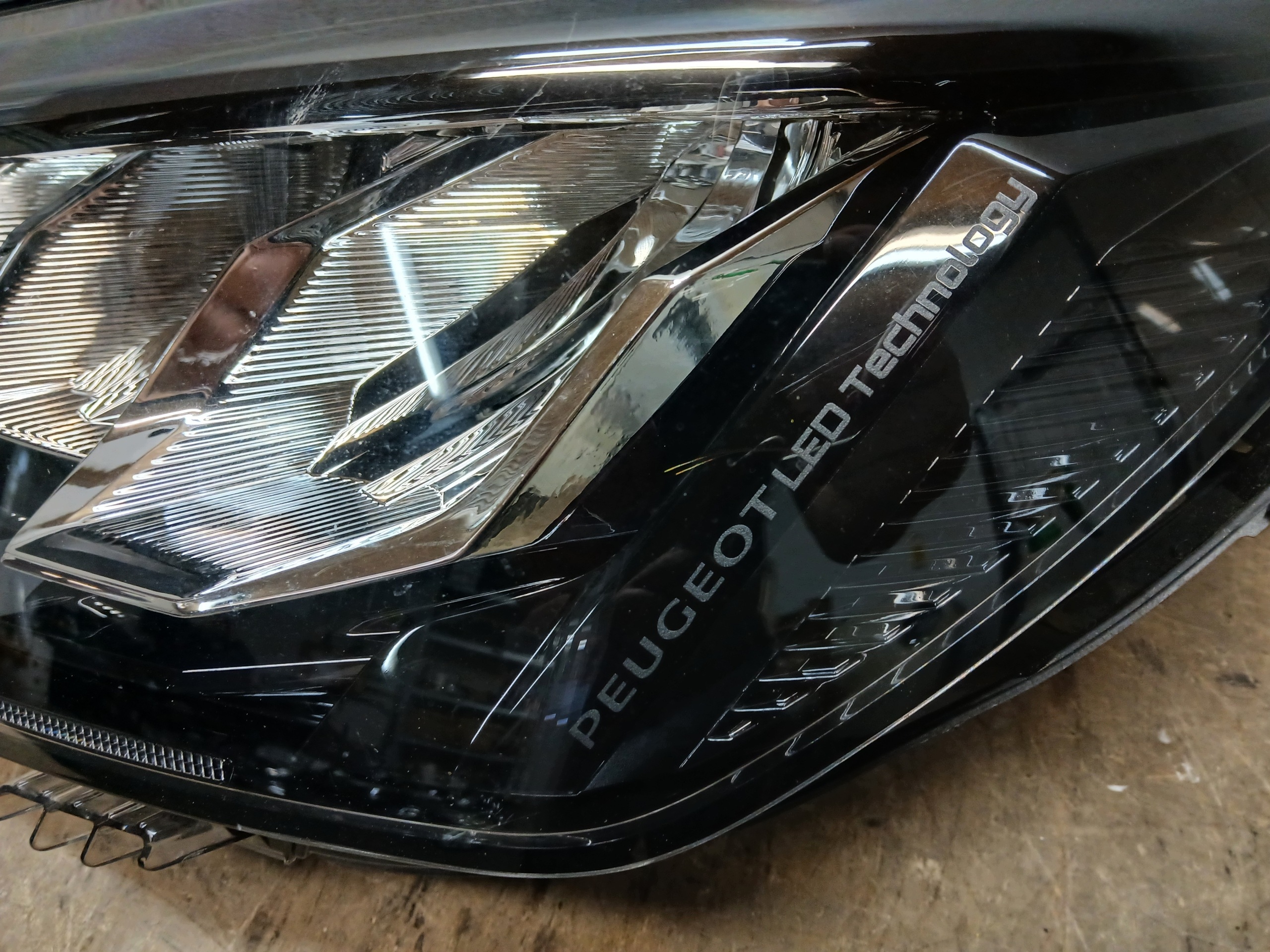 light front left PEUGEOT 208 II 2 19- FULL LED 9855524680
