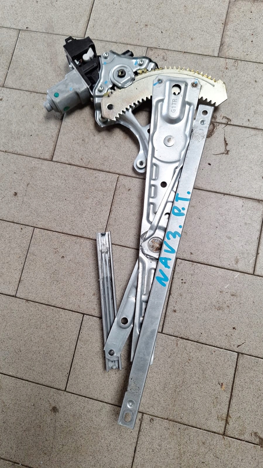 PODNOŚNIK SZYBY PRAWY TYŁ NAVARA IV D23 NP300 827303SB0B